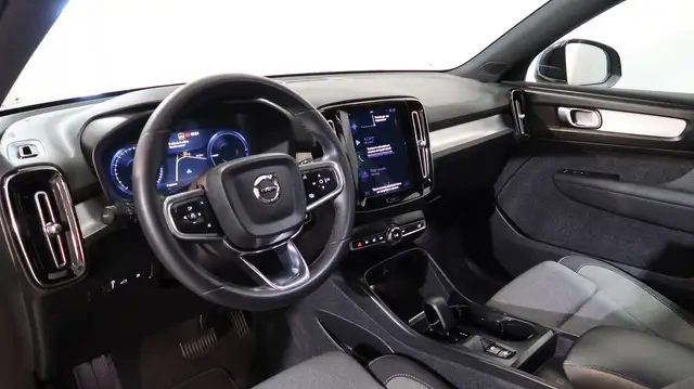 Volvo XC40 view 2
