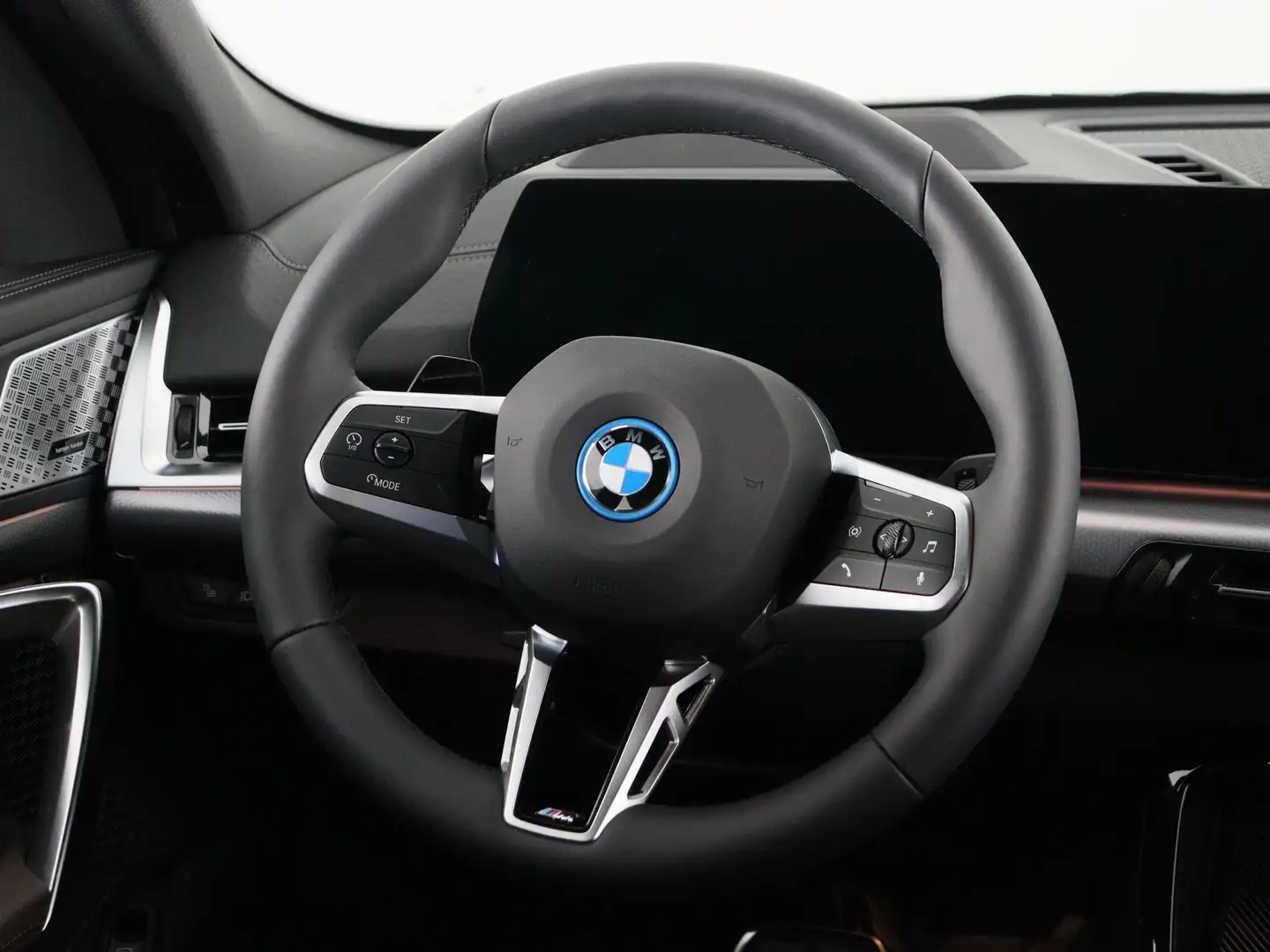 BMW iX2 eDrive20 M Sport Pro Grau - 2