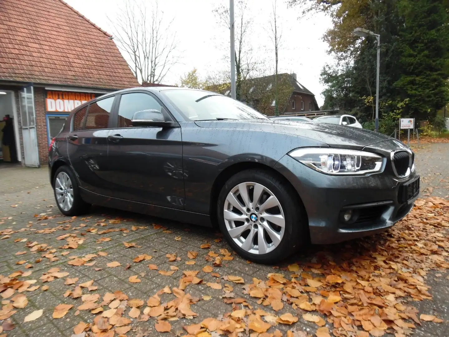 BMW 118 i Advantage*AUTOMATIK*NAVI*PDC*SZH*LED*USB Grau - 1