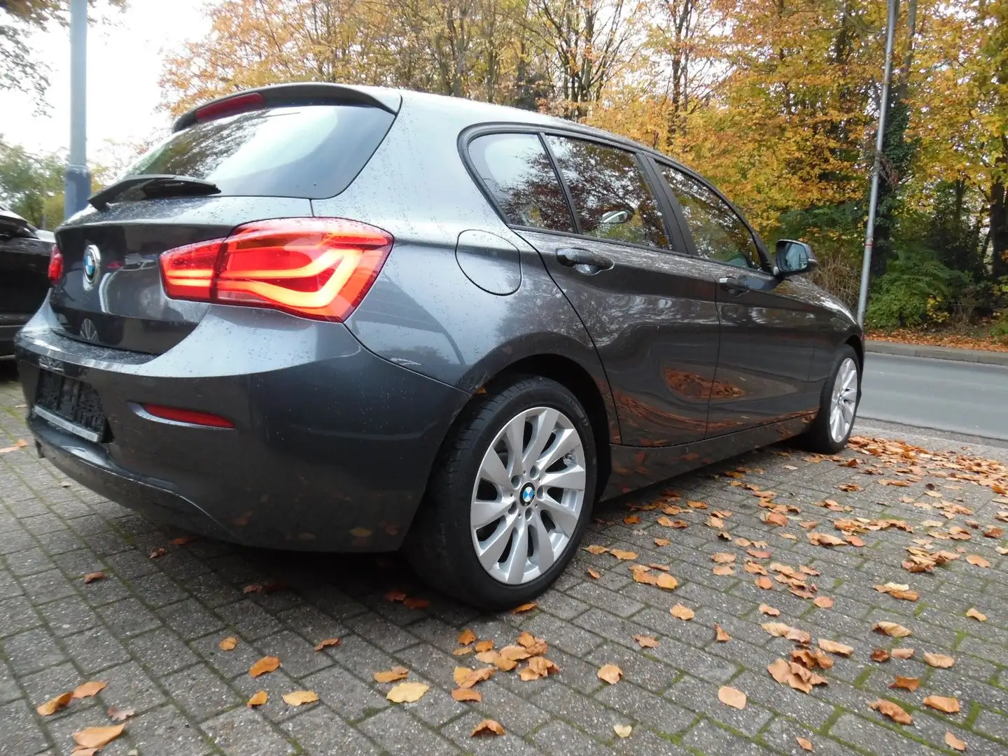 BMW 118 i Advantage*AUTOMATIK*NAVI*PDC*SZH*LED*USB Grau - 2
