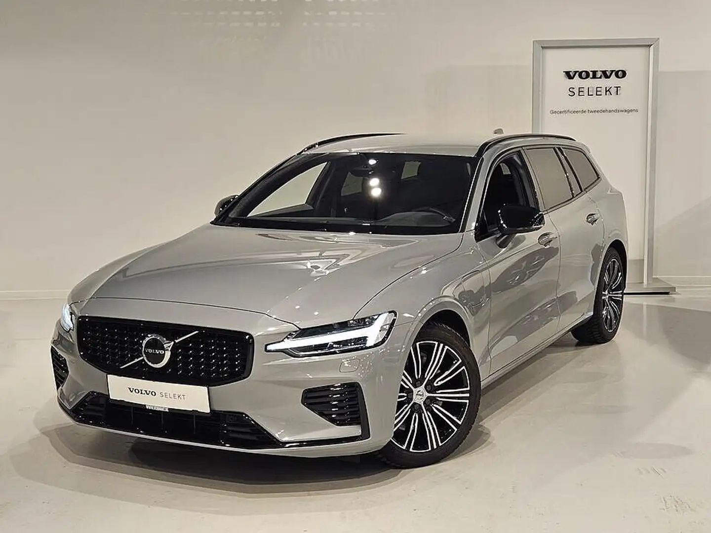 Volvo V60 II T6 Recharge Dark Long Range Grijs - 1