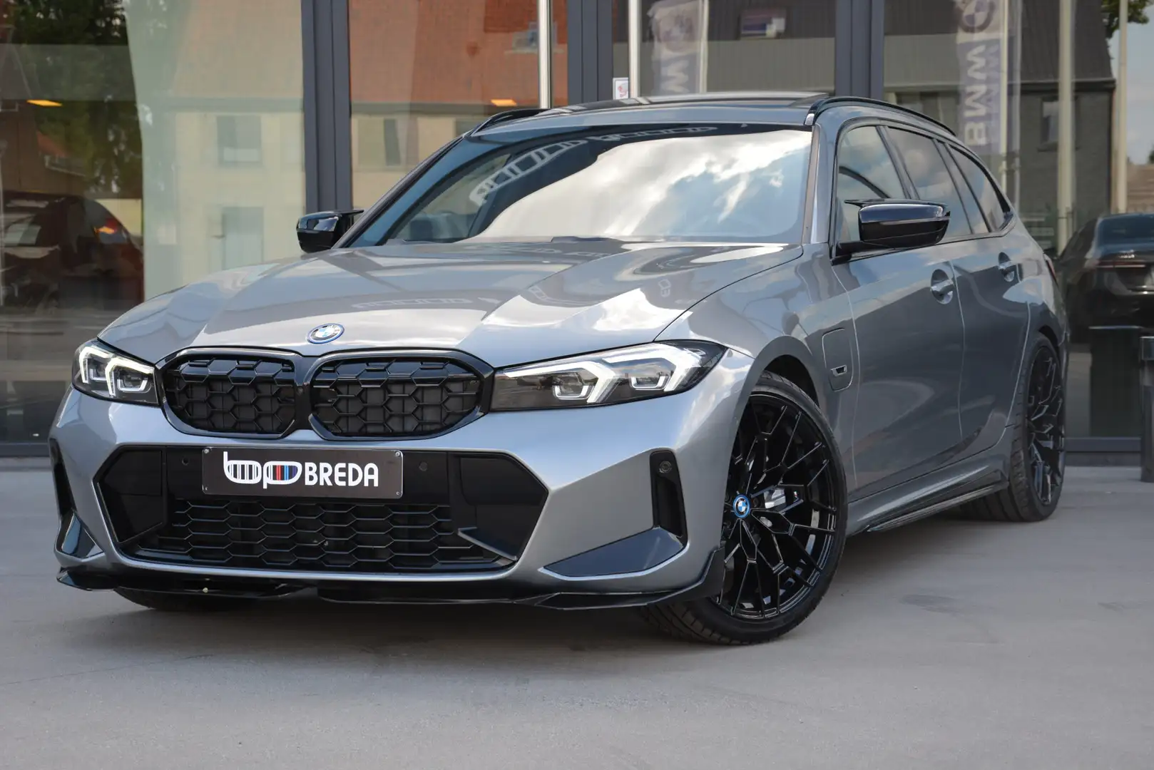 BMW 330 e Touring M-Performance/360°/HUD/Pano/LED/19" Gris - 2