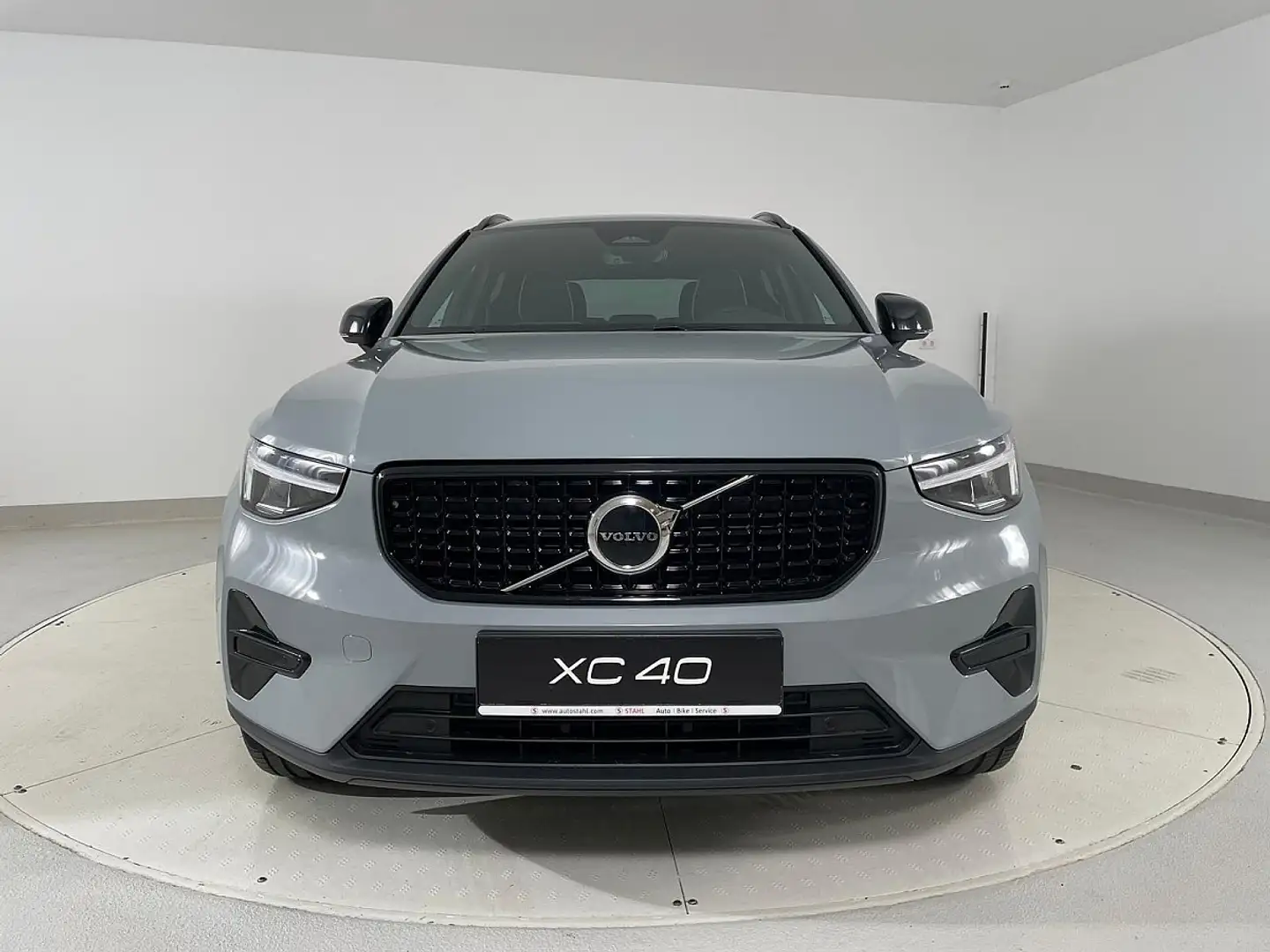 Volvo XC40 B3 Plus Dark Aut. | Stahl Wien 22 Grau - 2