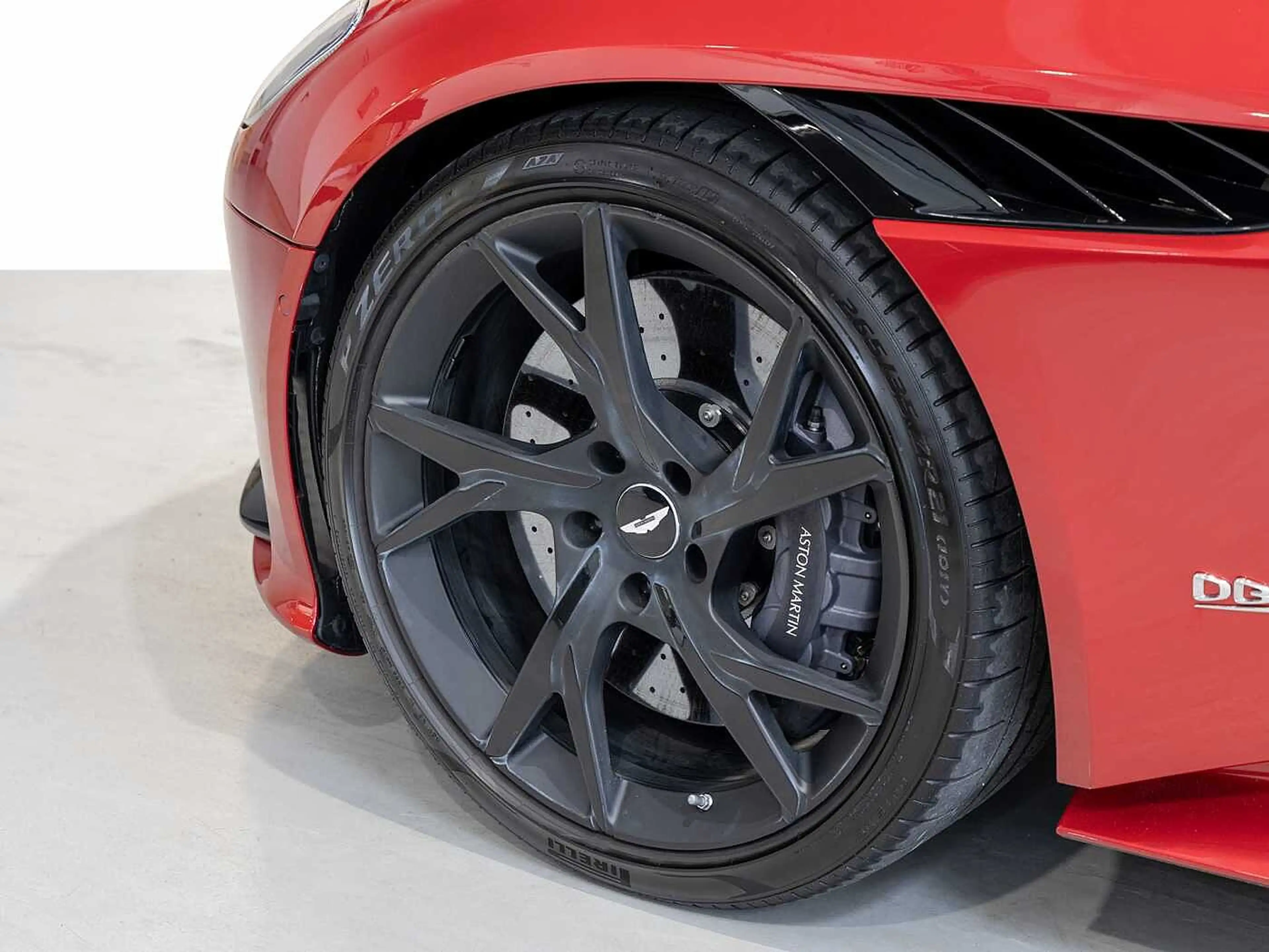 Aston Martin DBS Superleggera -Hyper Red- — photo 4