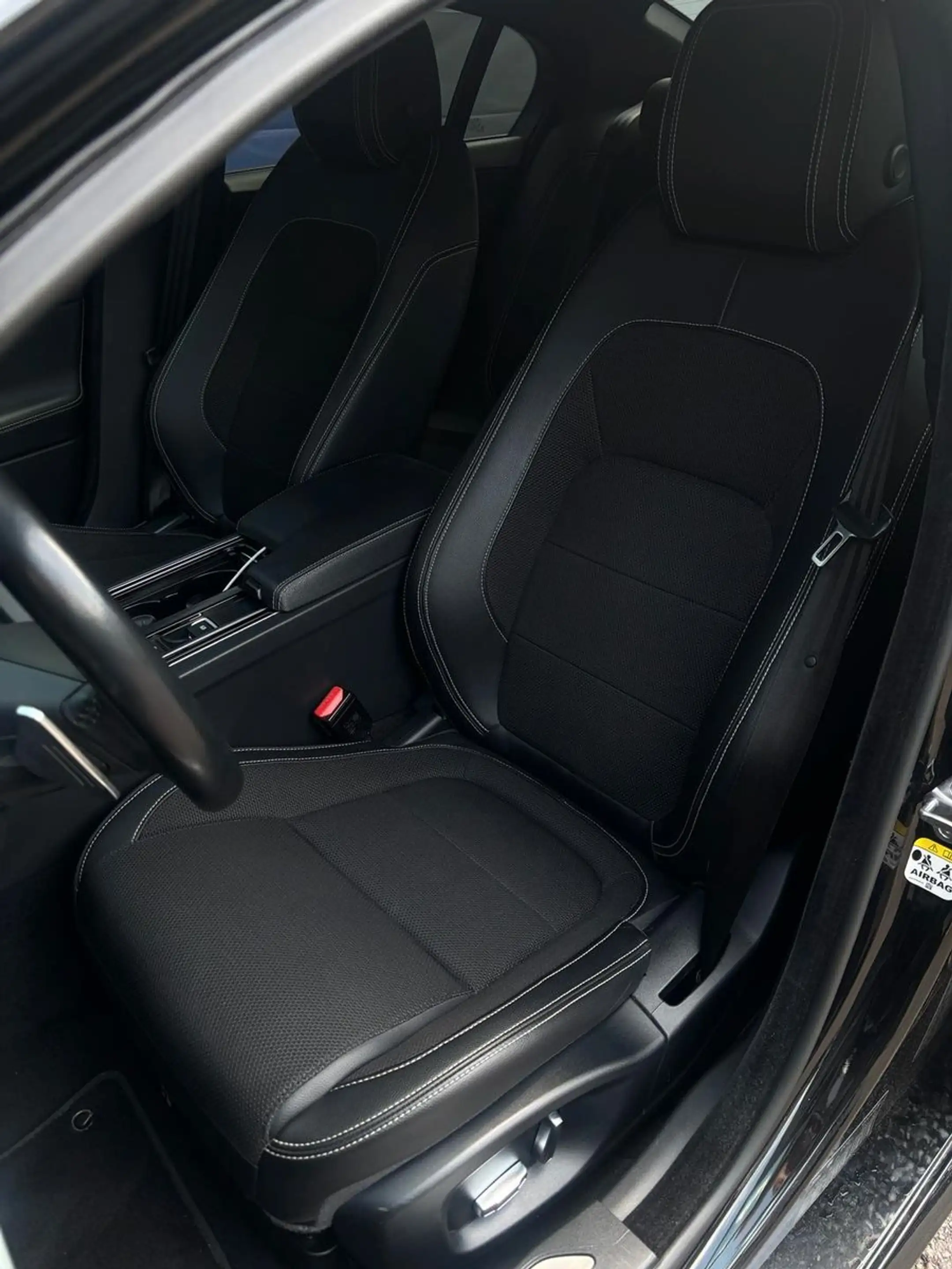 Jaguar XE R-Sport — photo 12