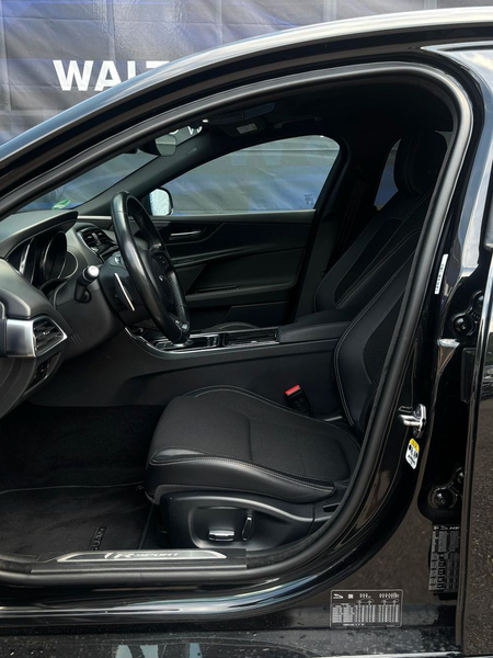 Jaguar XE R-Sport — photo 10
