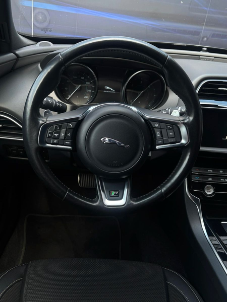 Jaguar XE R-Sport — photo 14