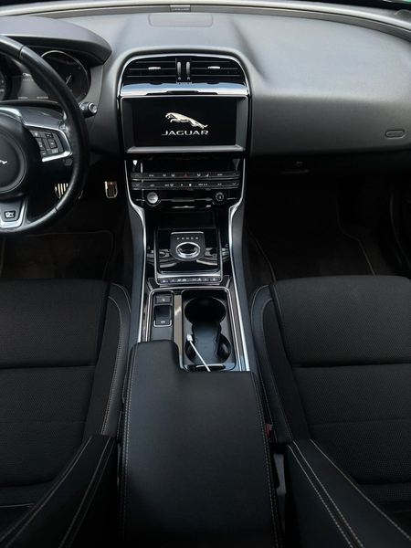 Jaguar XE R-Sport — photo 15
