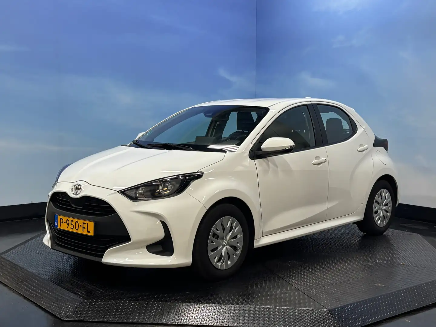 Toyota Yaris 1.0 VVT-i x-play Airco | Camera | Navi| Elktr pakk Wit - 2