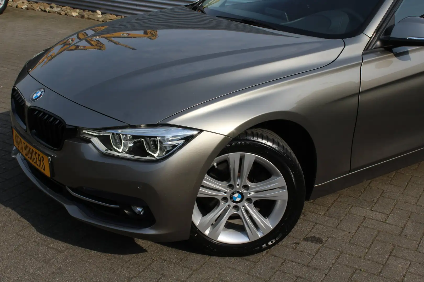 BMW 318 i Touring Sport-Line Automaat Grijs - 2