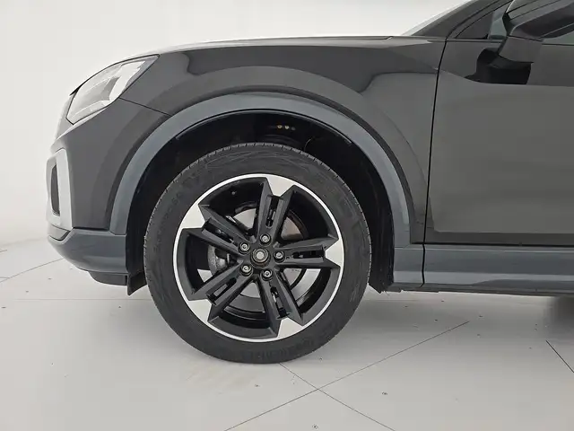 Audi Q2 view 8
