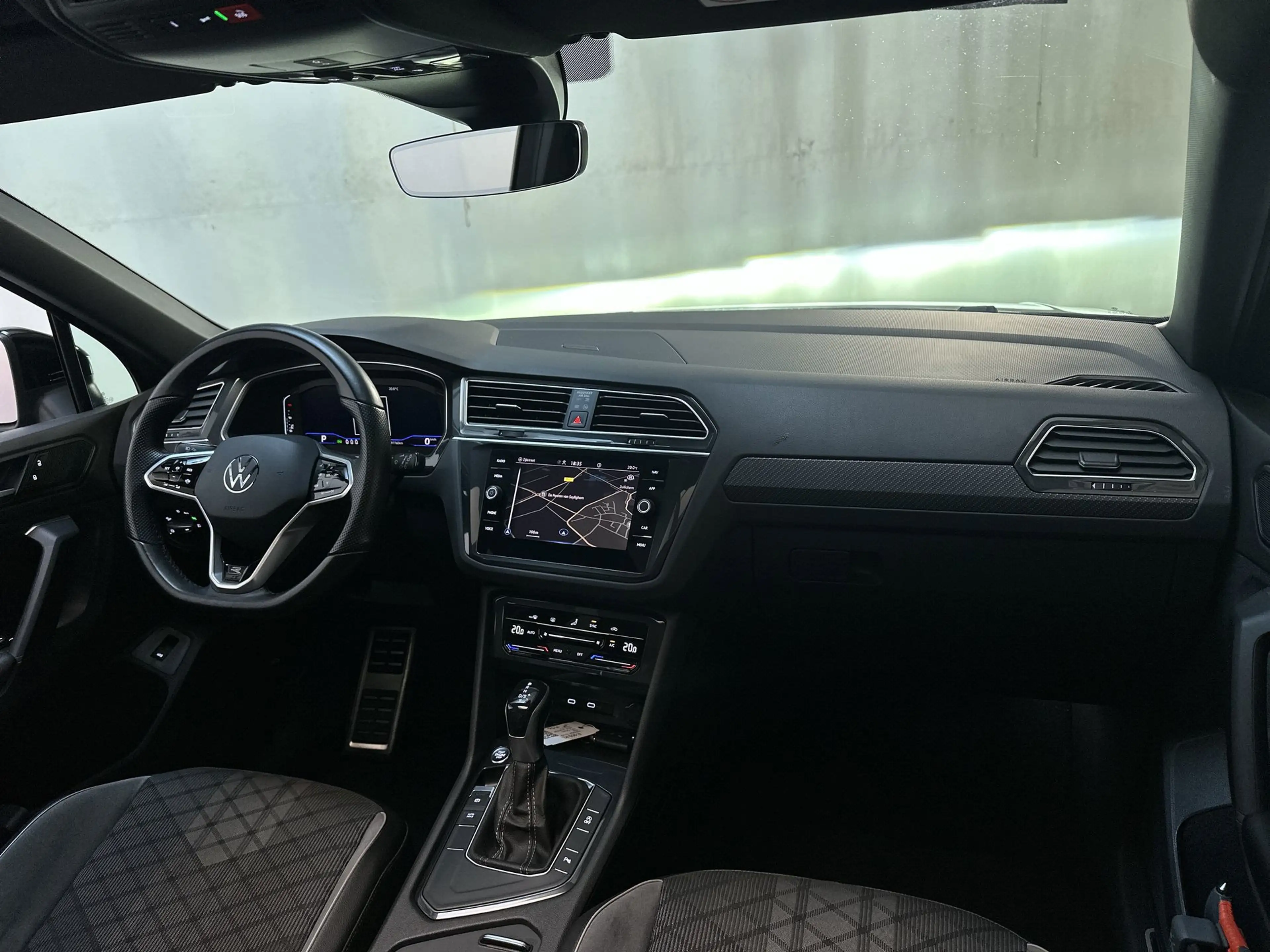 Volkswagen Tiguan 1.5 TSI 150pk DSG R-Line Panoramadak Alcantara App — photo 2