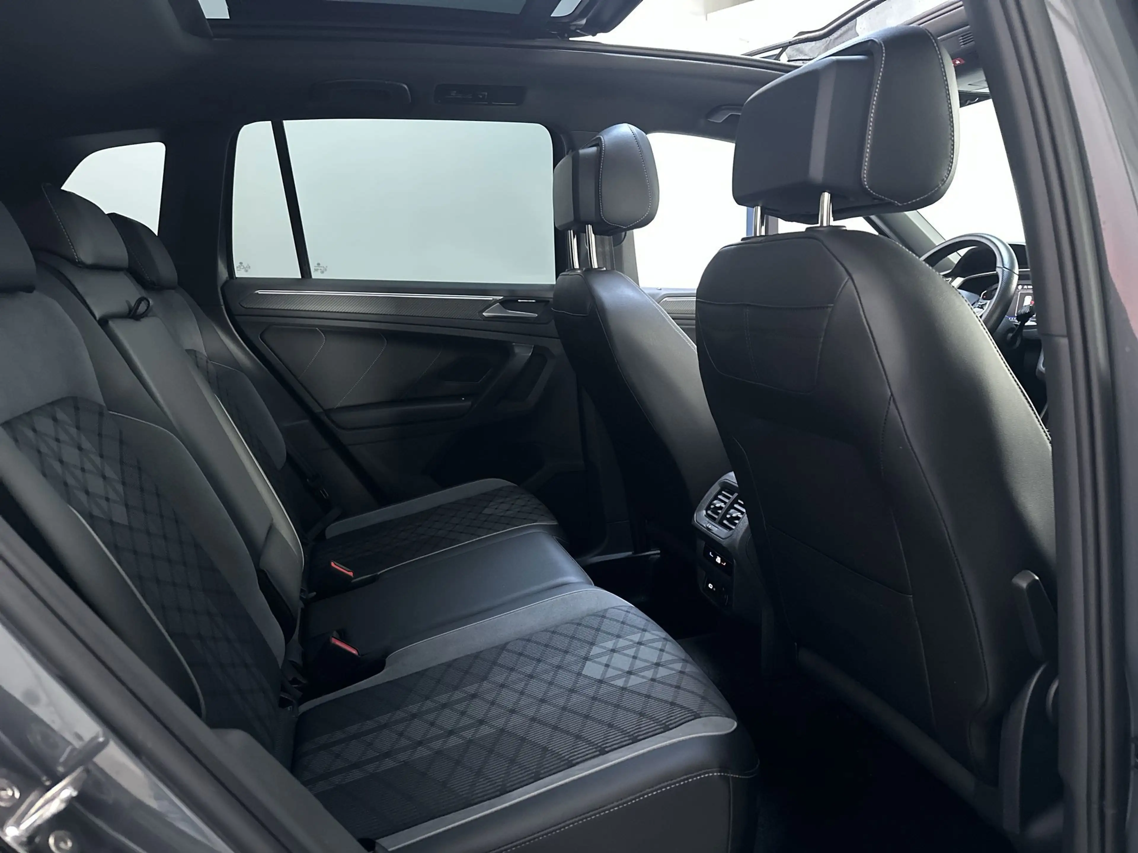 Volkswagen Tiguan 1.5 TSI 150pk DSG R-Line Panoramadak Alcantara App — photo 9