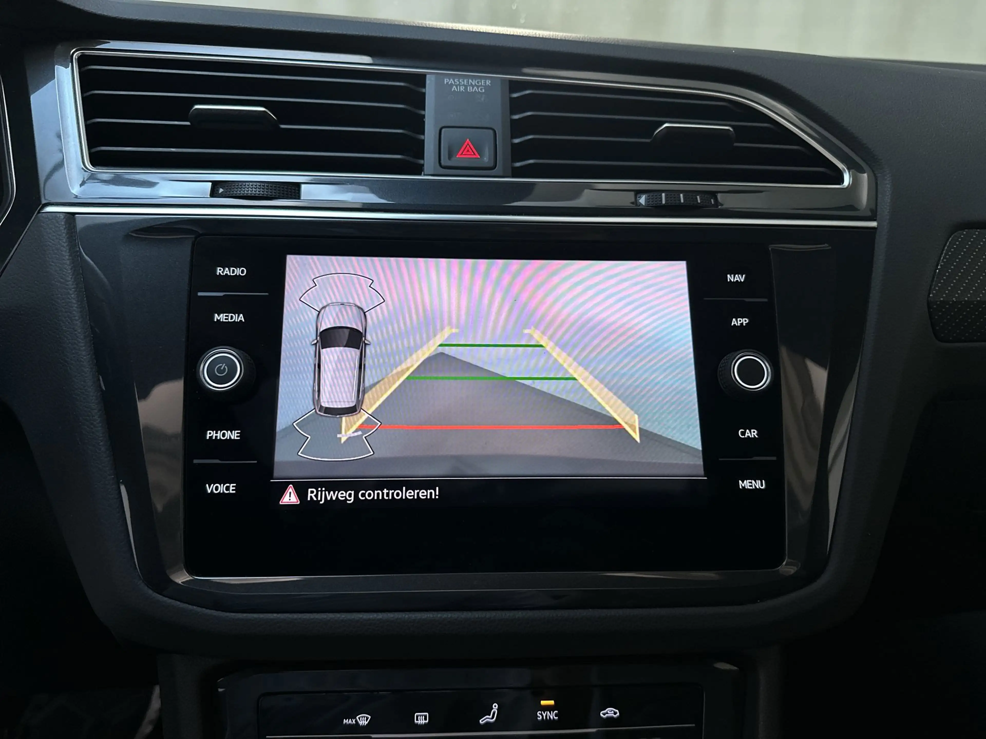 Volkswagen Tiguan 1.5 TSI 150pk DSG R-Line Panoramadak Alcantara App — photo 11