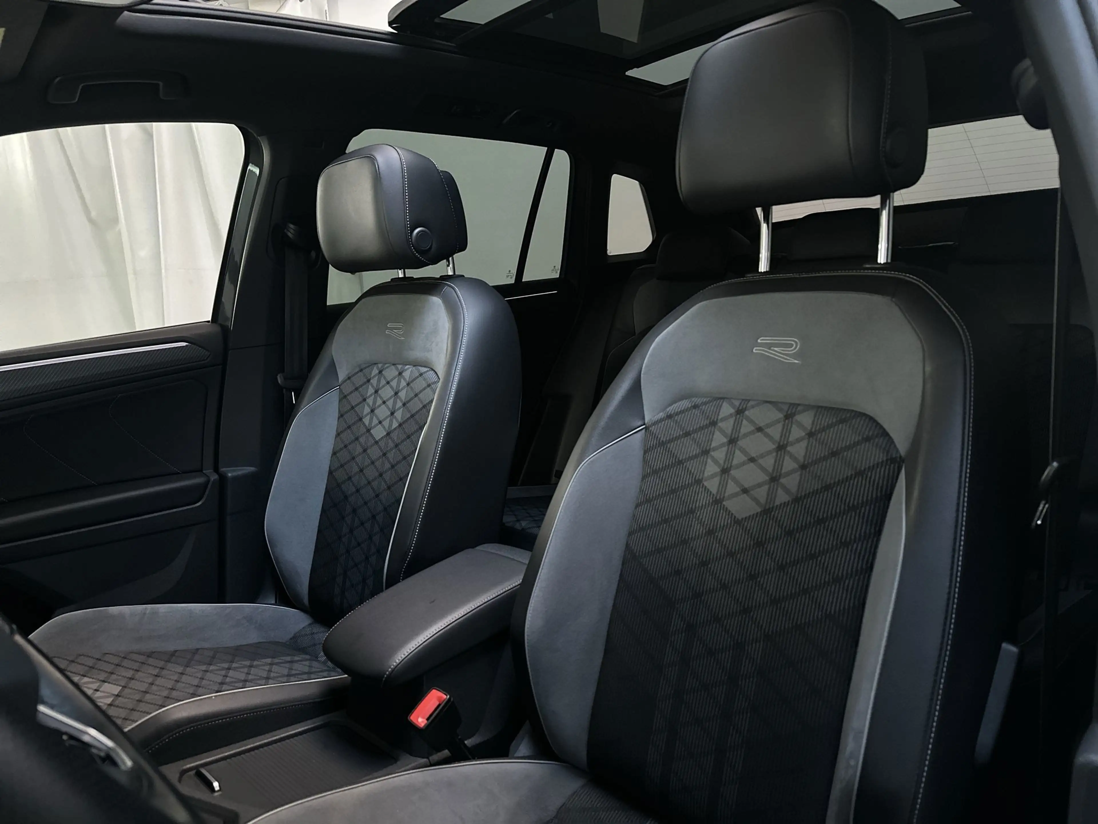 Volkswagen Tiguan 1.5 TSI 150pk DSG R-Line Panoramadak Alcantara App — photo 27