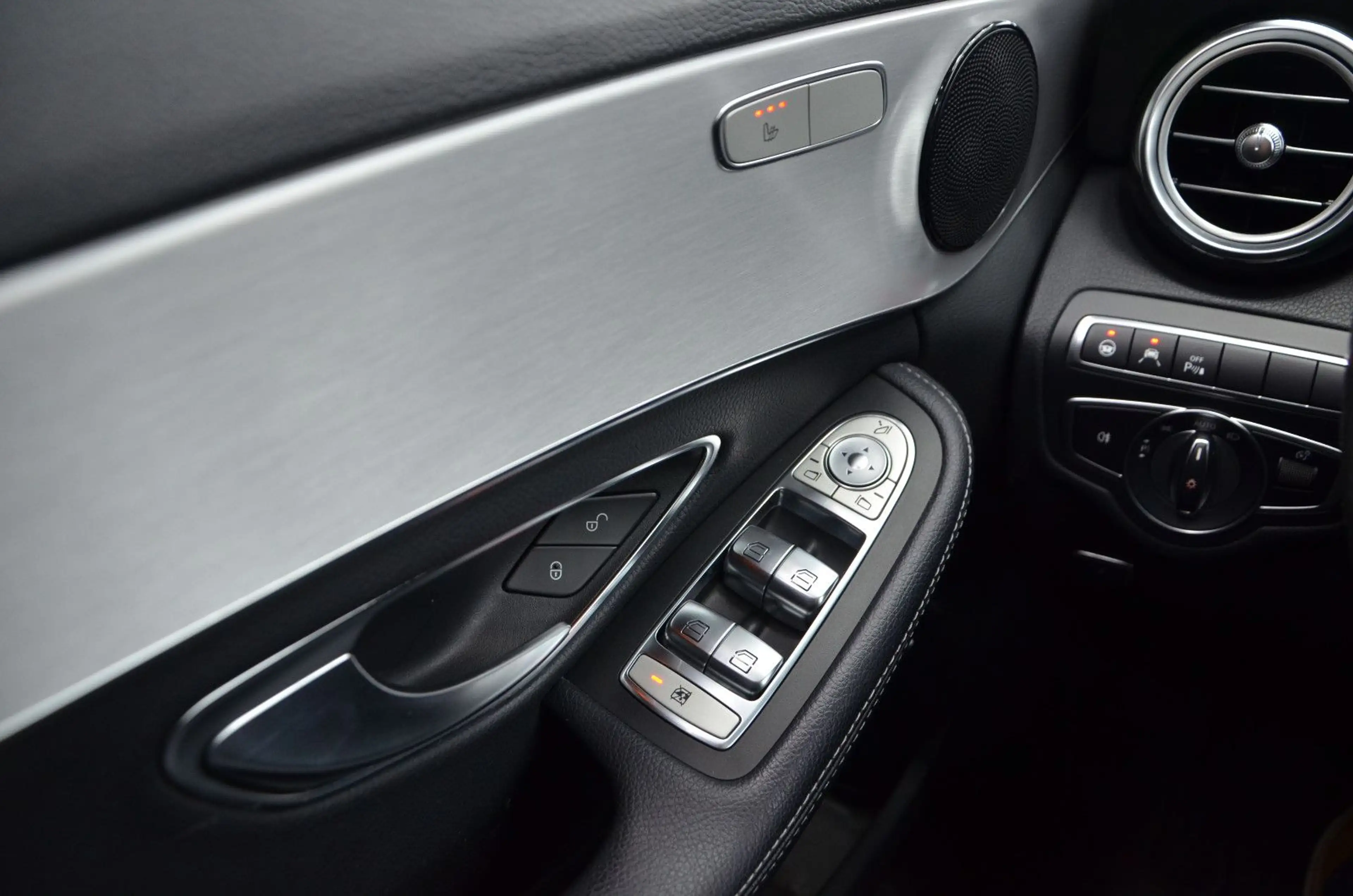 Mercedes-Benz C 220 T BlueTec *AMG LINE*LEDER*PANORAMA*AHK* — photo 11