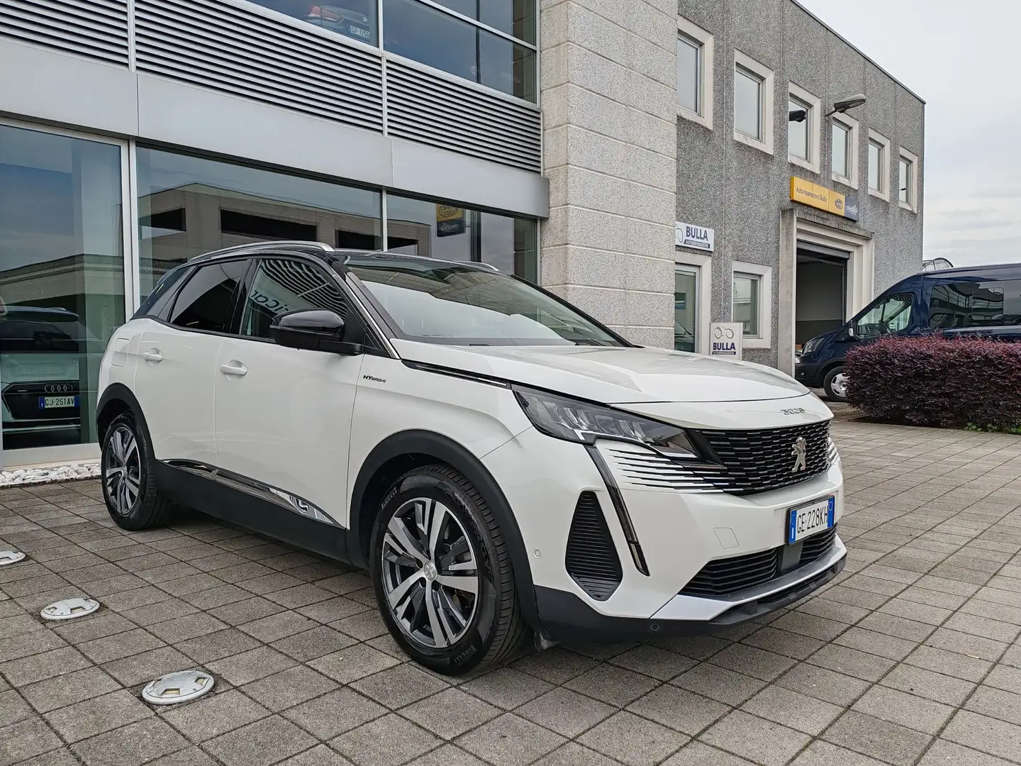 Peugeot 3008 Hybrid4 300 e-EAT8 Allure Pack AndroidAuto/CarPlay Schwarz - 2
