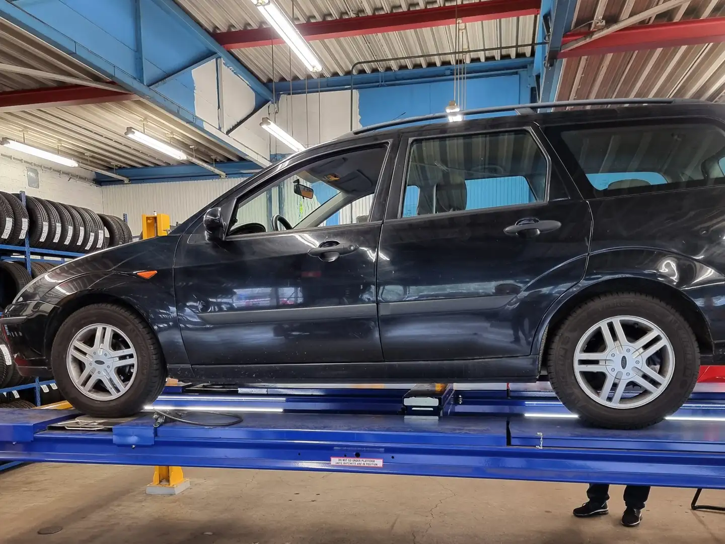 Ford Focus Wagon 1.6-16V Trend station Negru - 1