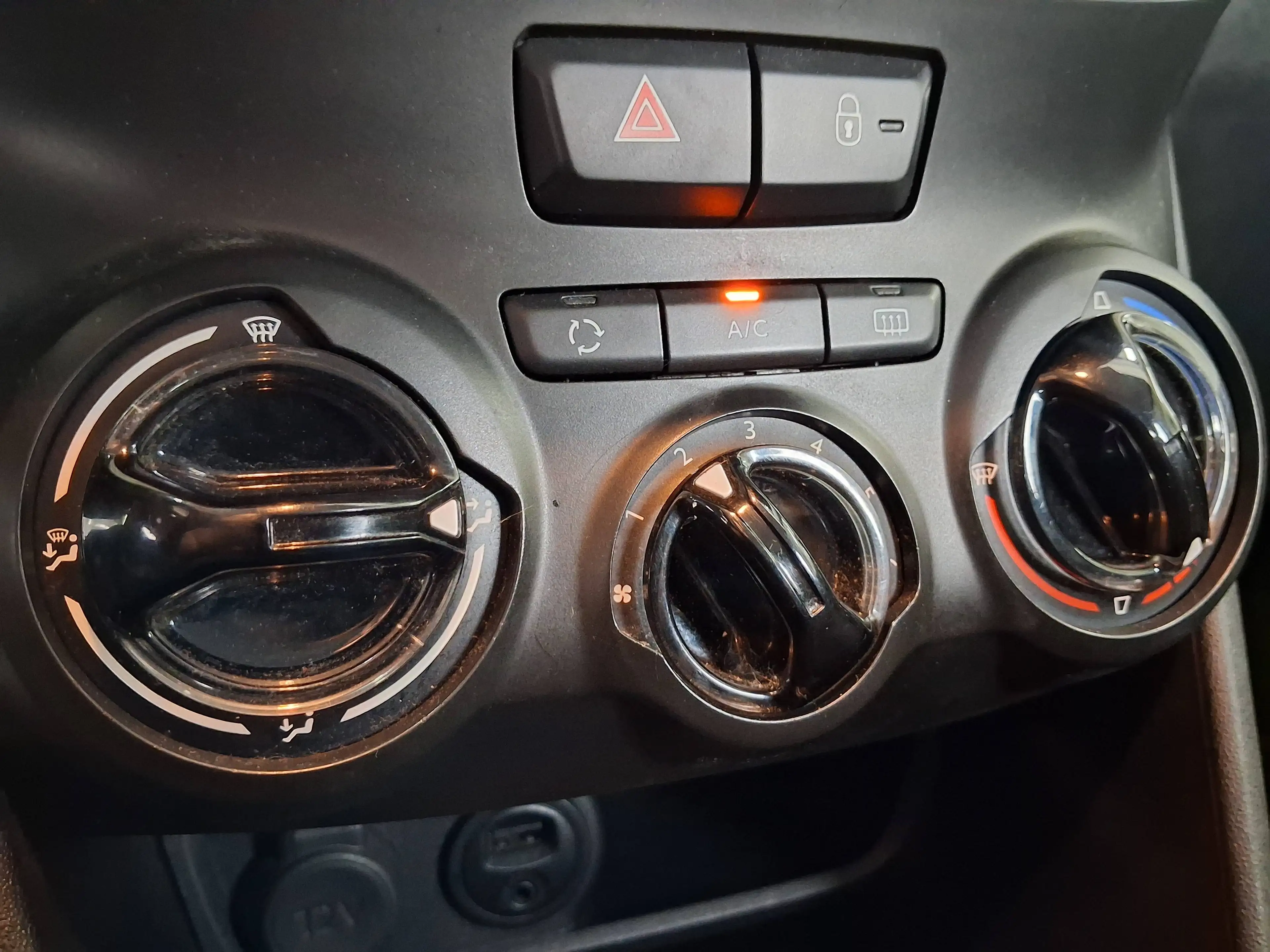 Peugeot 208 208 1.6 BlueHDi Active_CAMERA_BLUETOOTH_EURO6 — photo 13