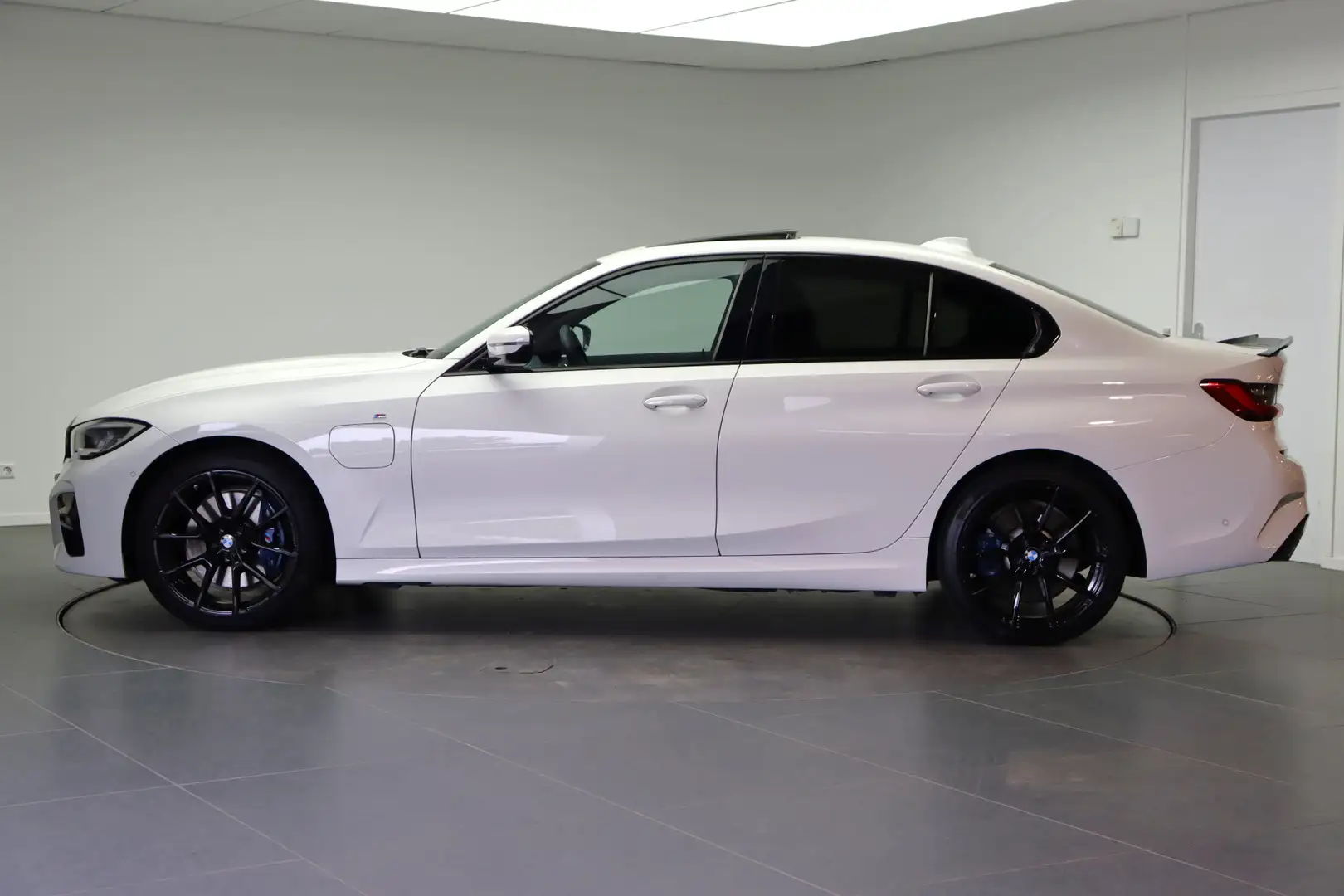 BMW 330 3 Serie 330e High Executive M Sport Automaat / Sch Wit - 2