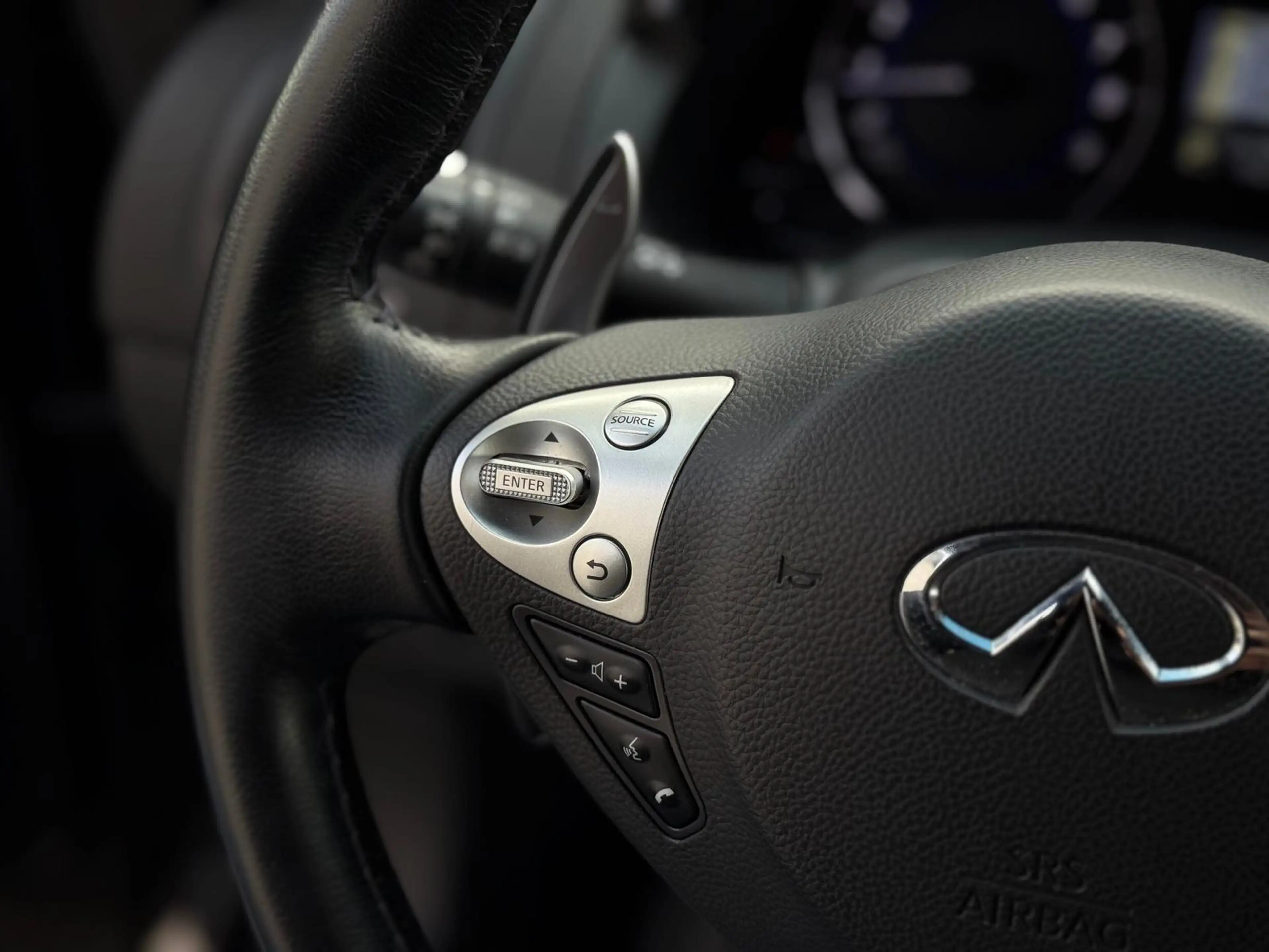 Infiniti QX70 3.7 V6 Navi*SHZ*AHK — photo 14