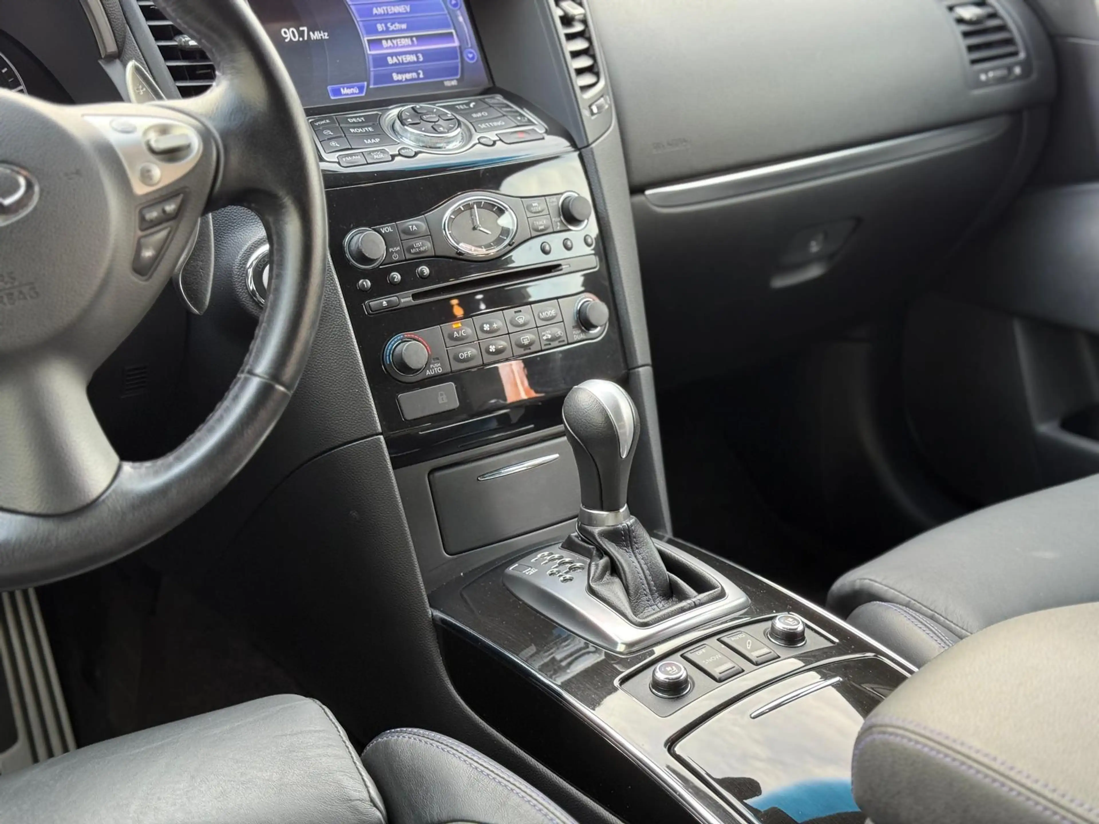 Infiniti QX70 3.7 V6 Navi*SHZ*AHK — photo 12
