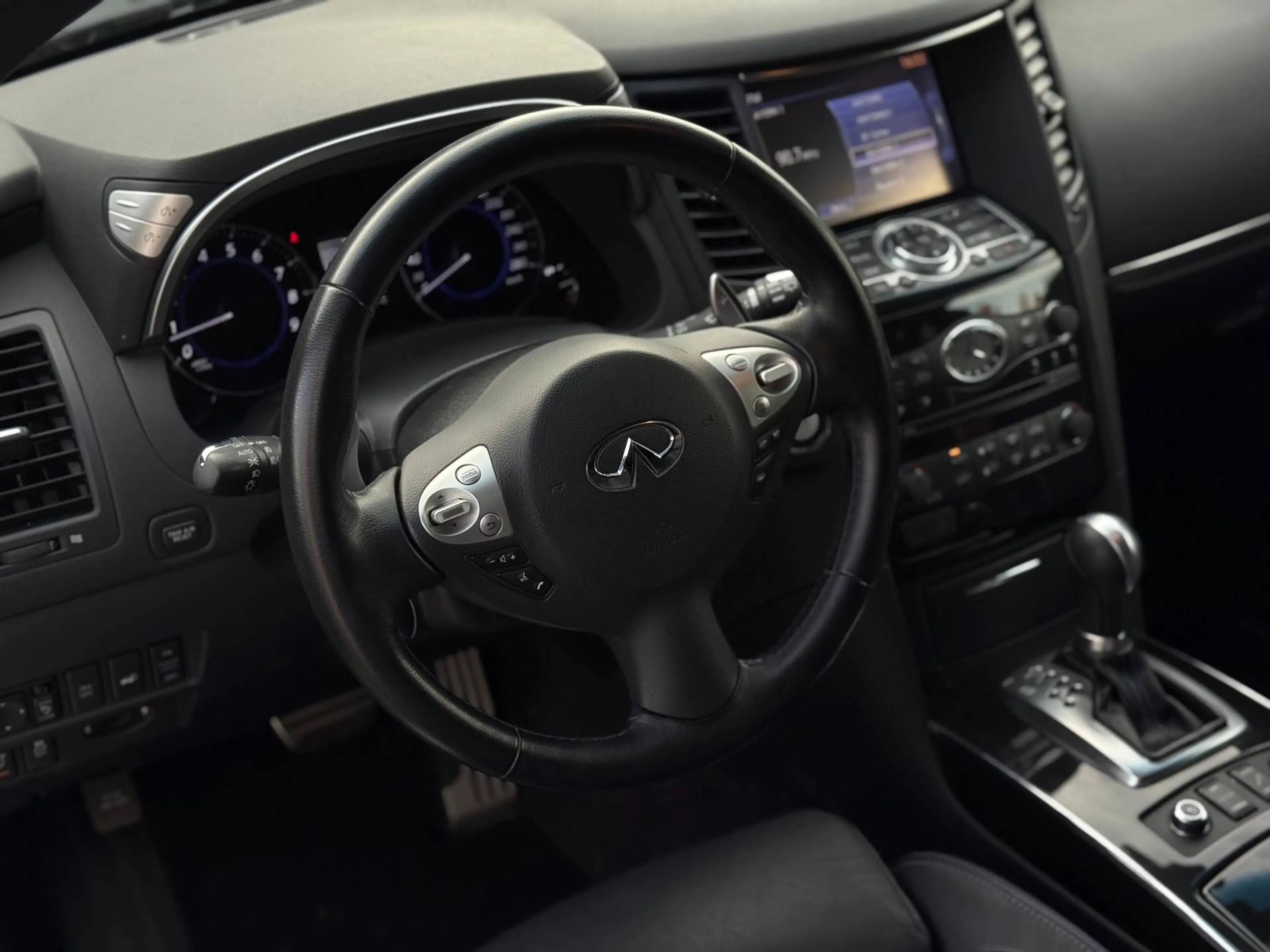 Infiniti QX70 3.7 V6 Navi*SHZ*AHK — photo 9