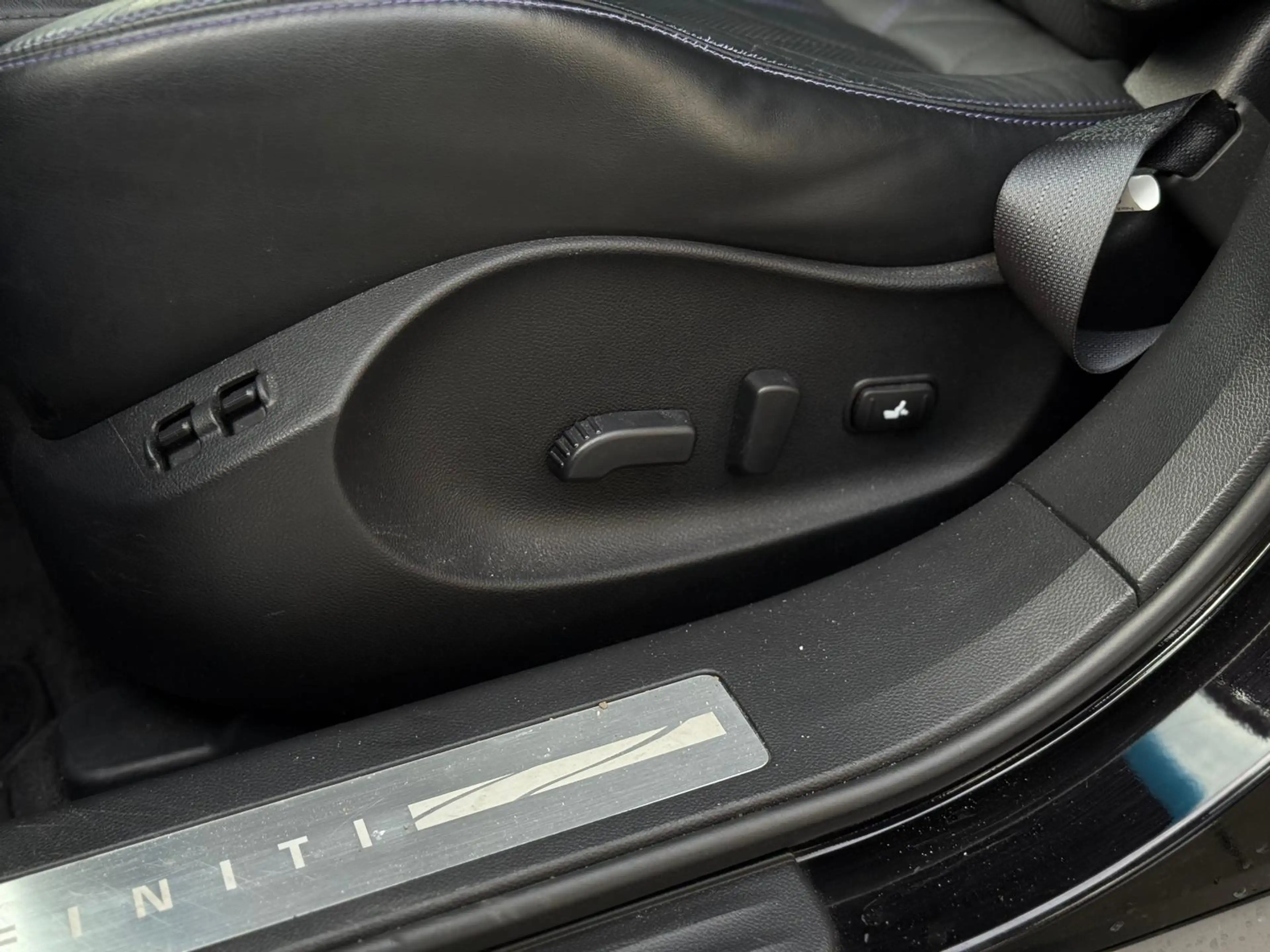 Infiniti QX70 3.7 V6 Navi*SHZ*AHK — photo 11