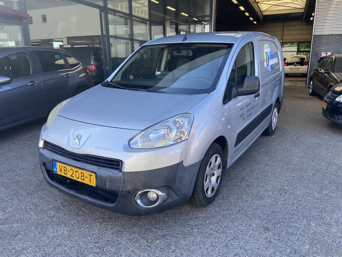 Peugeot Partner 122 1.6eHDI L2XT Pr+ Grijs - 1