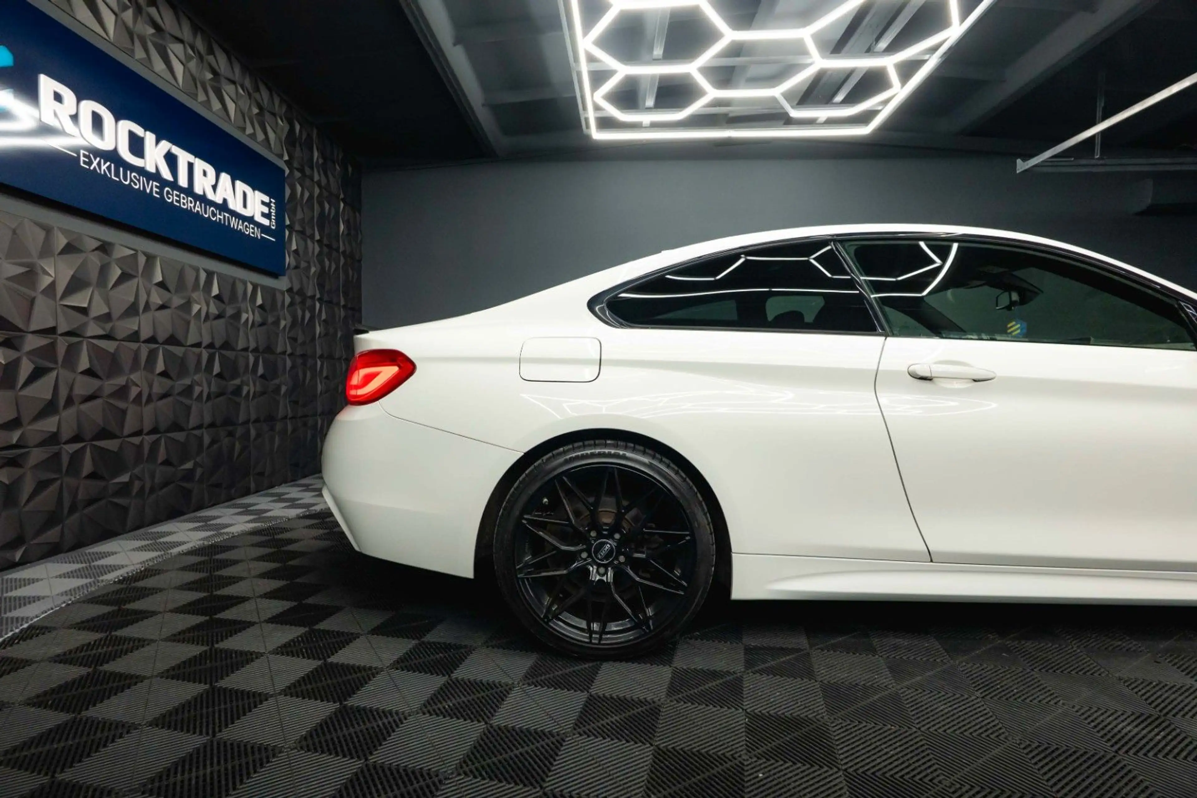BMW 420 i M Sport Coupe Shadow Line Performance LCI — photo 10