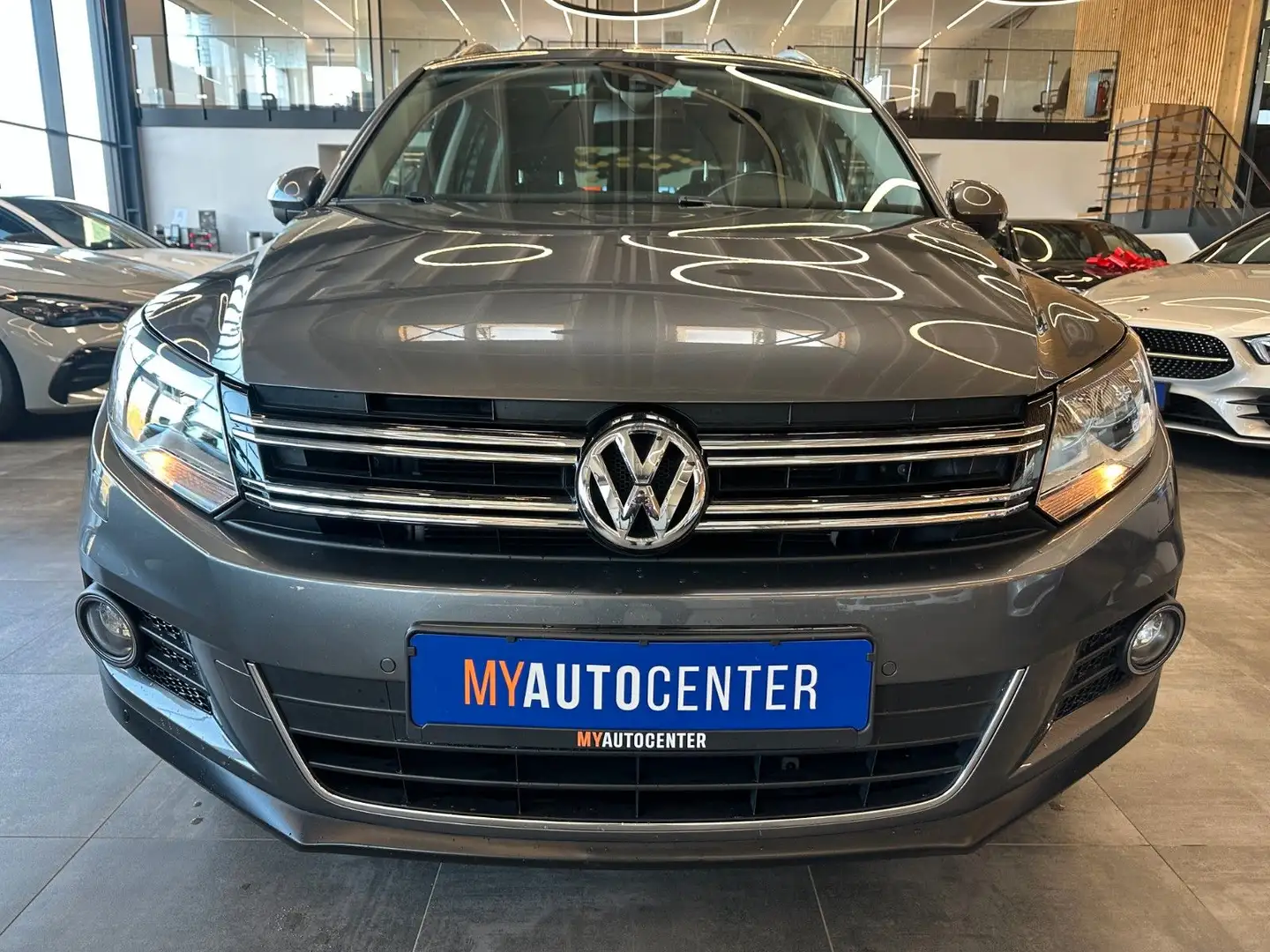 Volkswagen Tiguan Lounge Sport & Style BMT *1.HAND*PANO*KAM Grau - 2