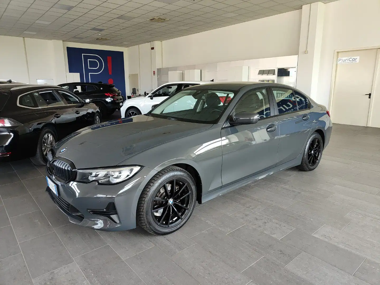 BMW 318 d 48V Auto Navi Cruise Sensori Fari LED DAB Grijs - 1