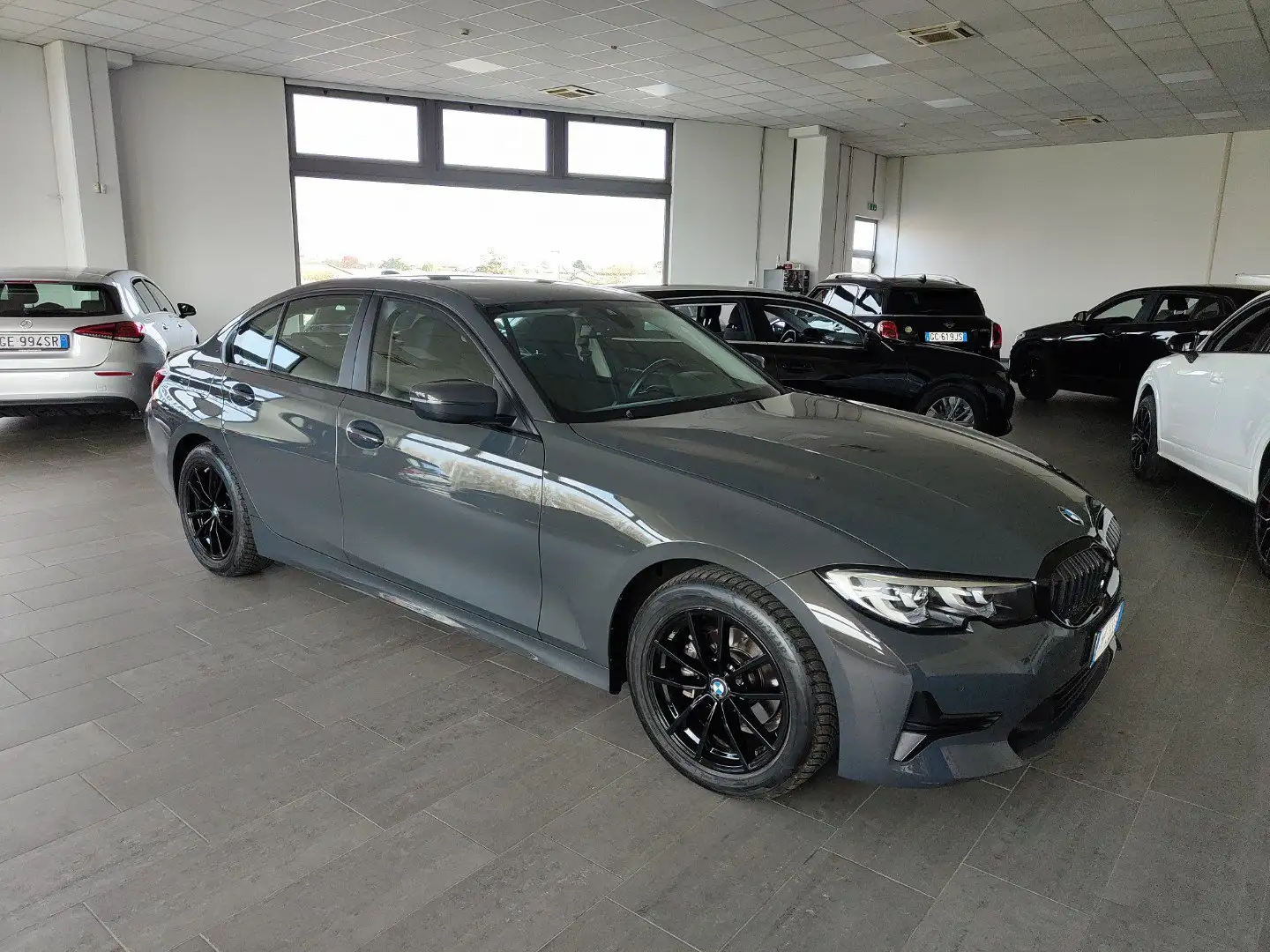 BMW 318 d 48V Auto Navi Cruise Sensori Fari LED DAB Grijs - 2