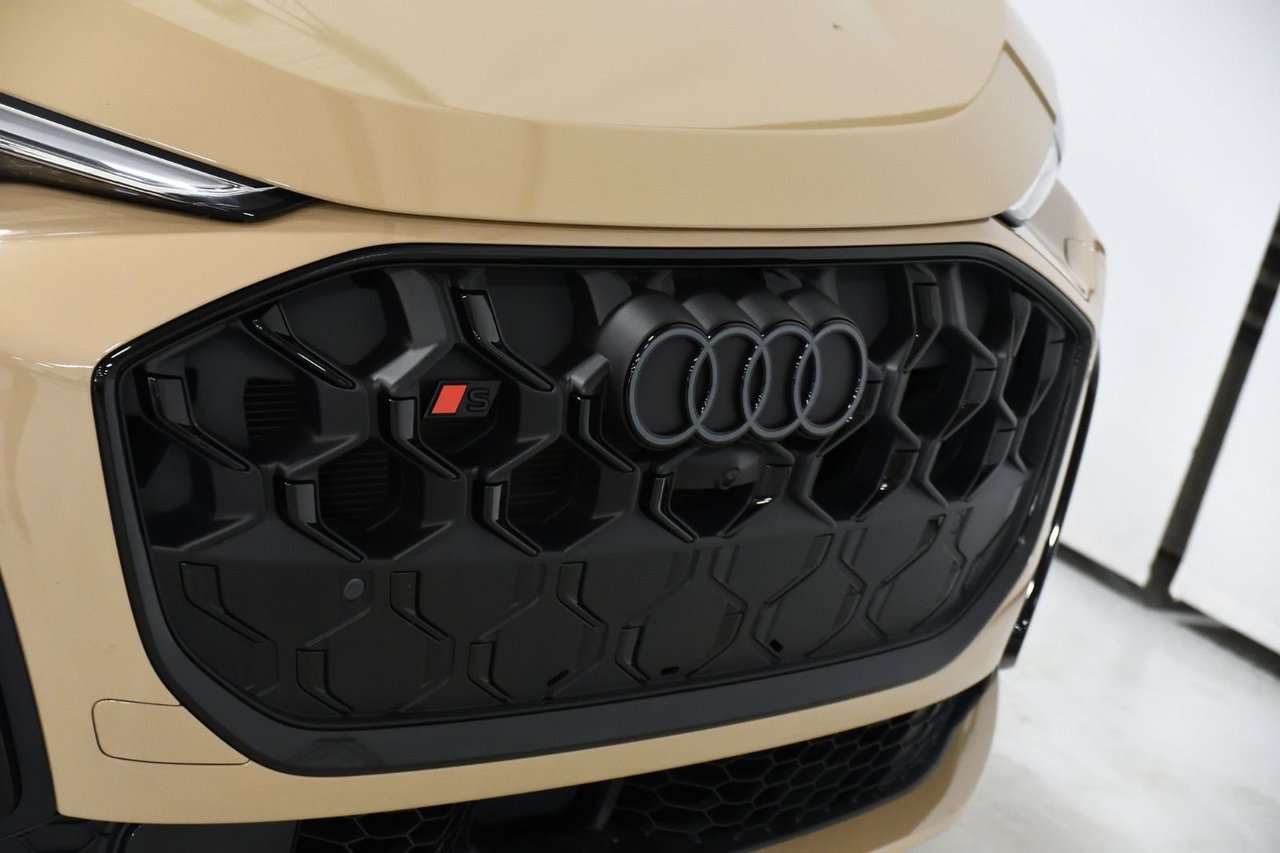 2025 Audi SQ5 Technik / Black optics / Massages / Carplay  / Exclusive Rates And Available Audi Warranty For Your New Audi / Taux Exclu — снимка 4