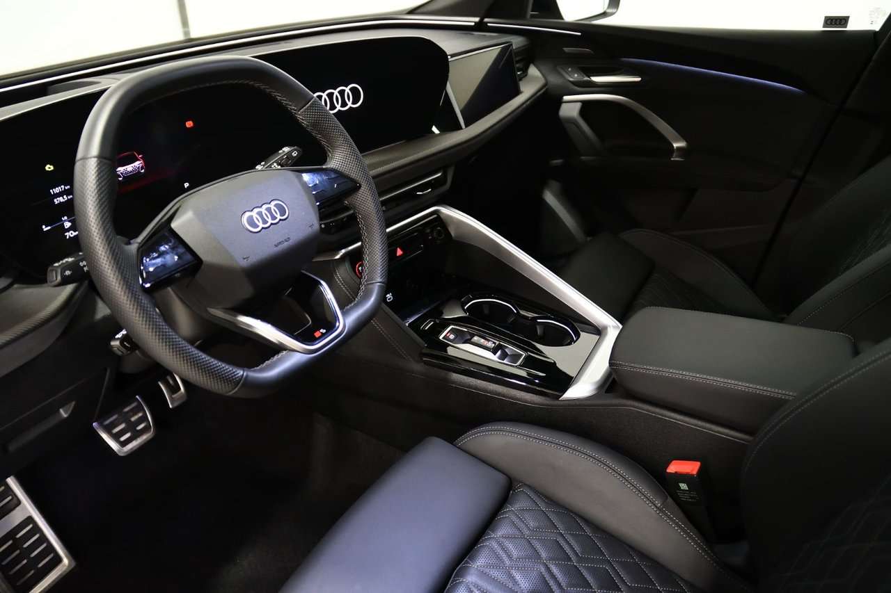 2025 Audi SQ5 Technik / Black optics / Massages / Carplay  / Exclusive Rates And Available Audi Warranty For Your New Audi / Taux Exclu — снимка 2