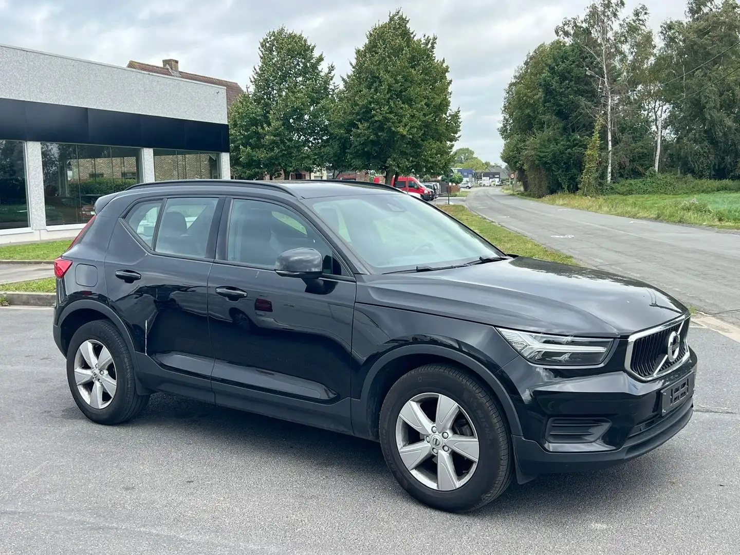 Volvo XC40 T2 Momentum - NAVI, AIRCO, ER, CV, DAB, 1° EIG Zwart - 1