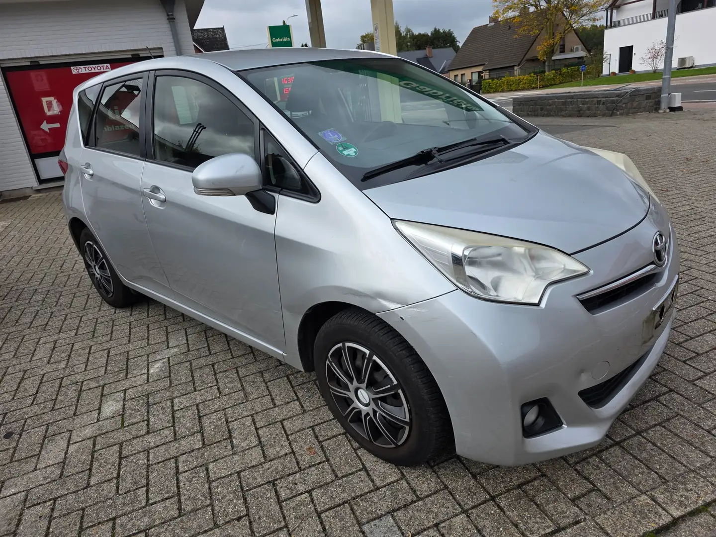 Toyota Verso-S Verso S 1.33 VVT-i Comfort Grijs - 2