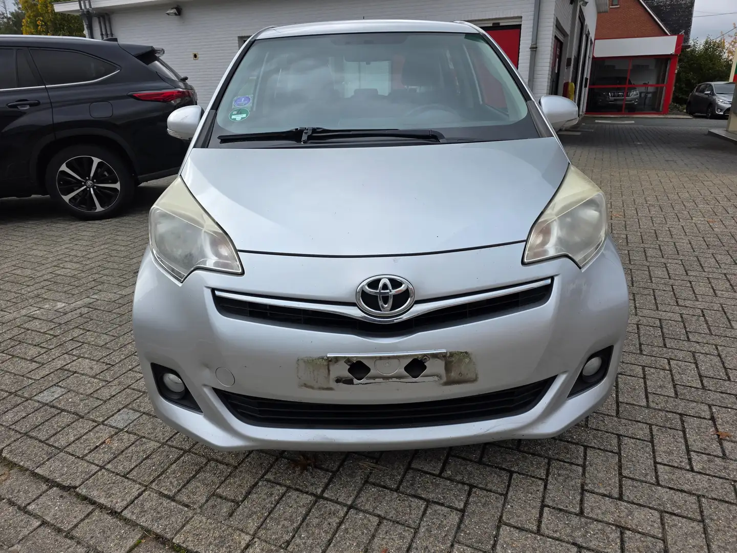 Toyota Verso-S Verso S 1.33 VVT-i Comfort Grijs - 1