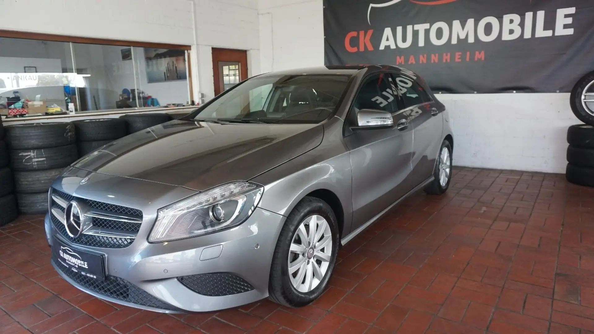 Mercedes-Benz A 180 BlueEfficiency*BI-XENON*PDC*SHZ*TÜV-NEU* Gris - 2