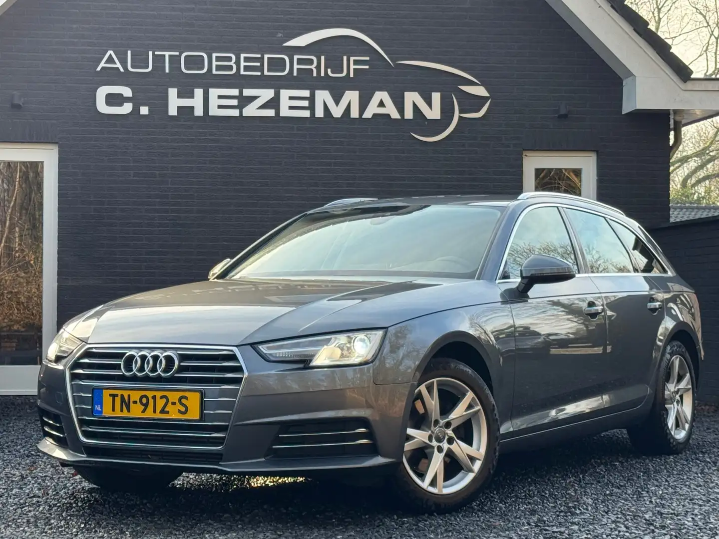 Audi A4 Avant 2.0 TFSI ultra Design Pro Line Plus Virtual Šedá - 1