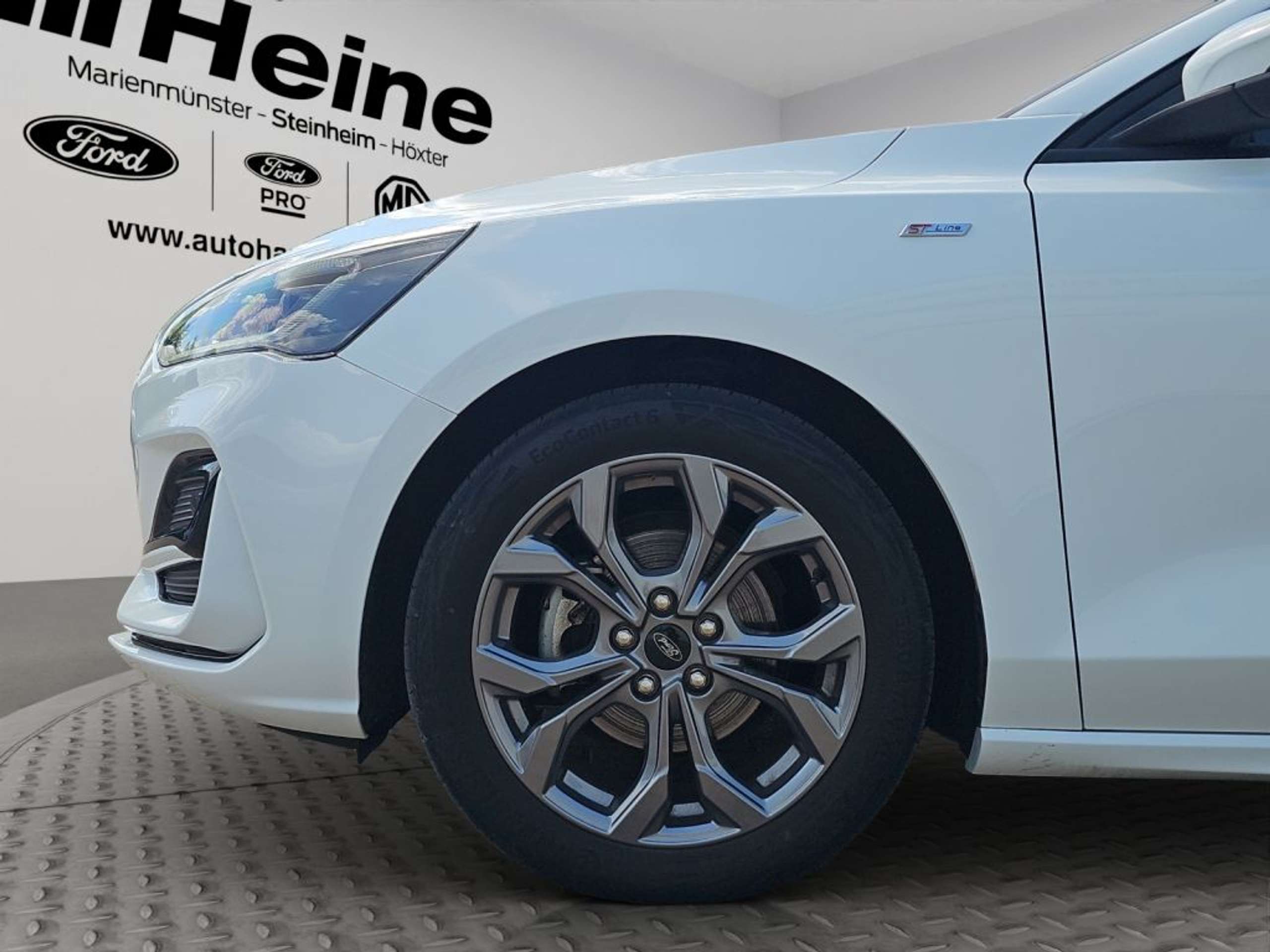 Fahrzeugabbildung Ford Focus 1.0 EcoBoost Hybrid ST-LINE X - mit KI generiert/bearbeitet