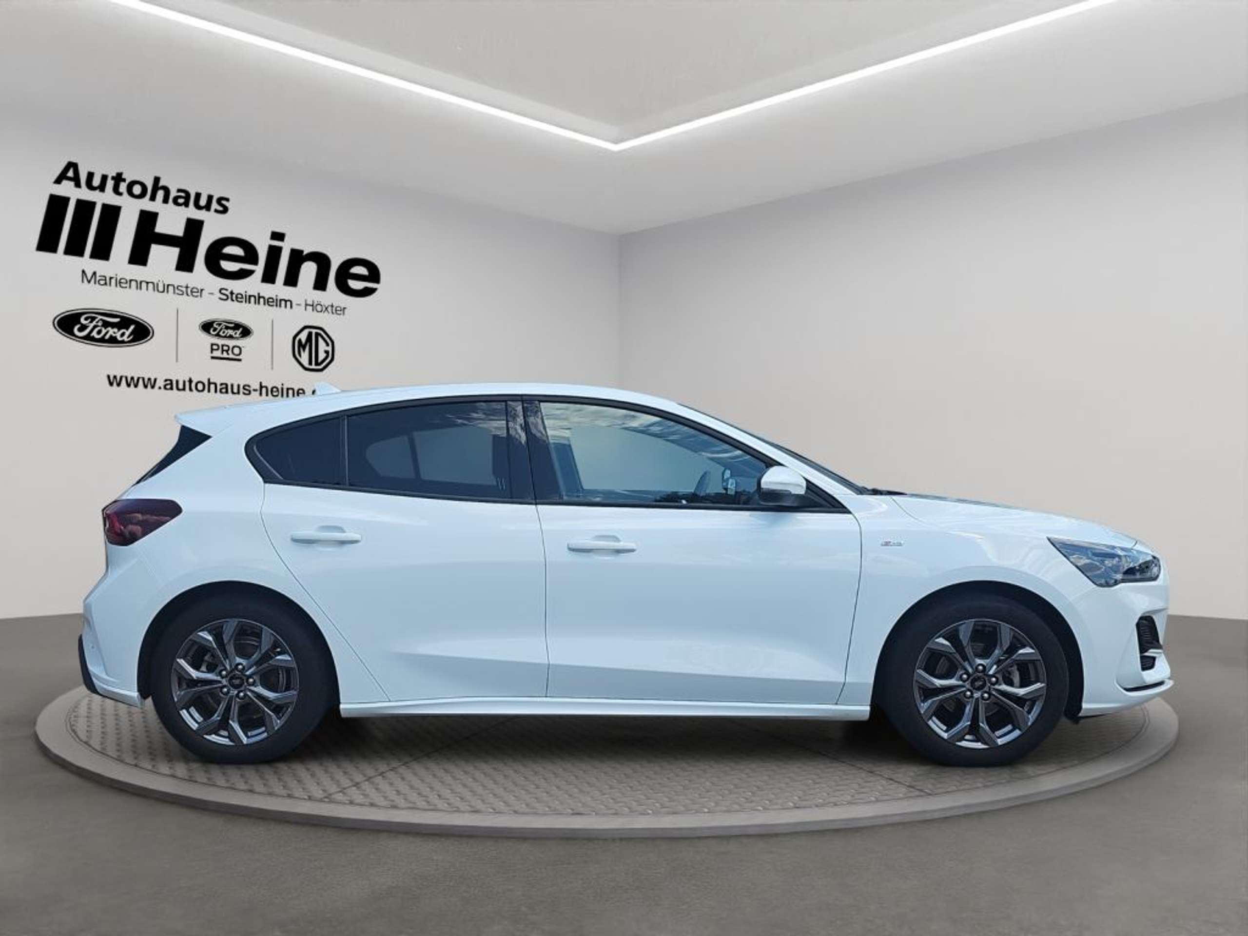 Fahrzeugabbildung Ford Focus 1.0 EcoBoost Hybrid ST-LINE X - mit KI generiert/bearbeitet