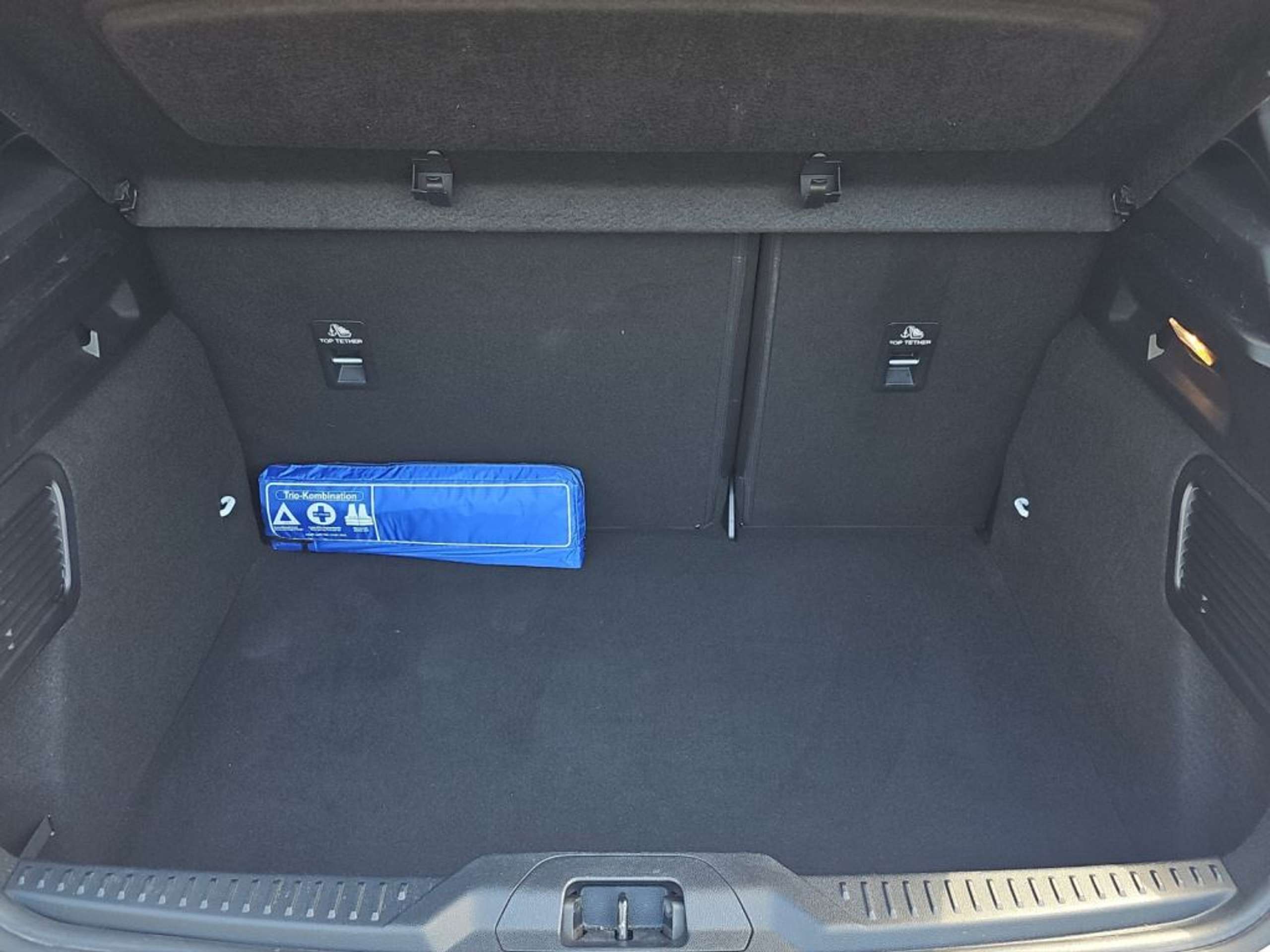 Fahrzeugabbildung Ford Focus 1.0 EcoBoost Hybrid ST-LINE X - mit KI generiert/bearbeitet