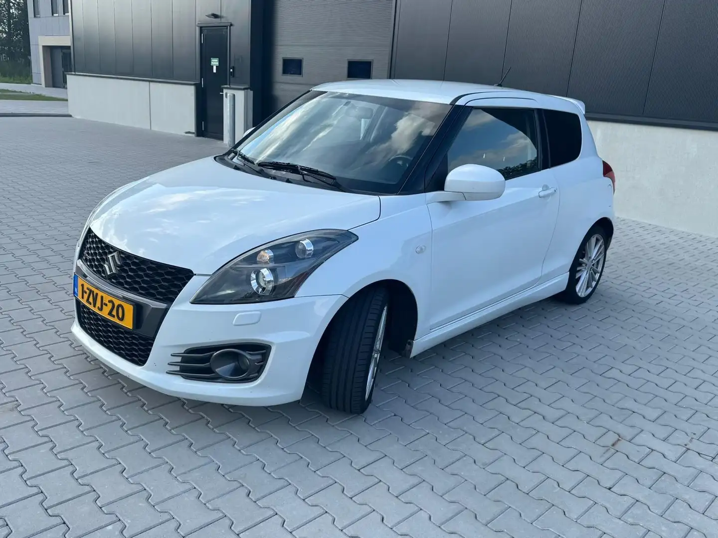 Suzuki Swift 1.6 White - 1