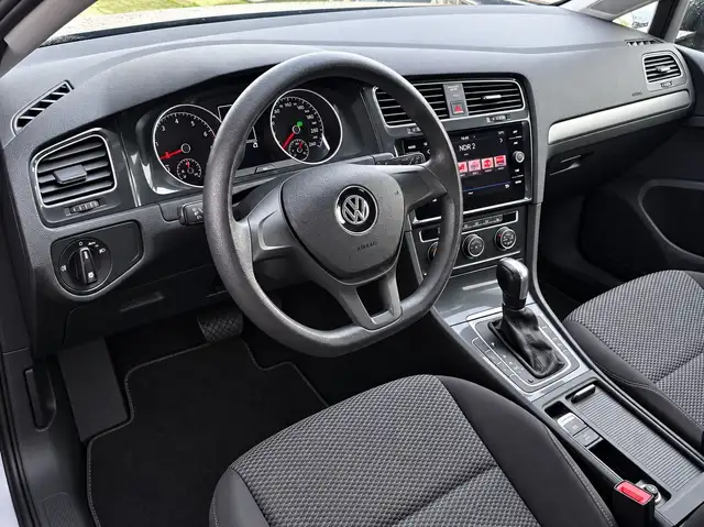 Volkswagen Golf view 9