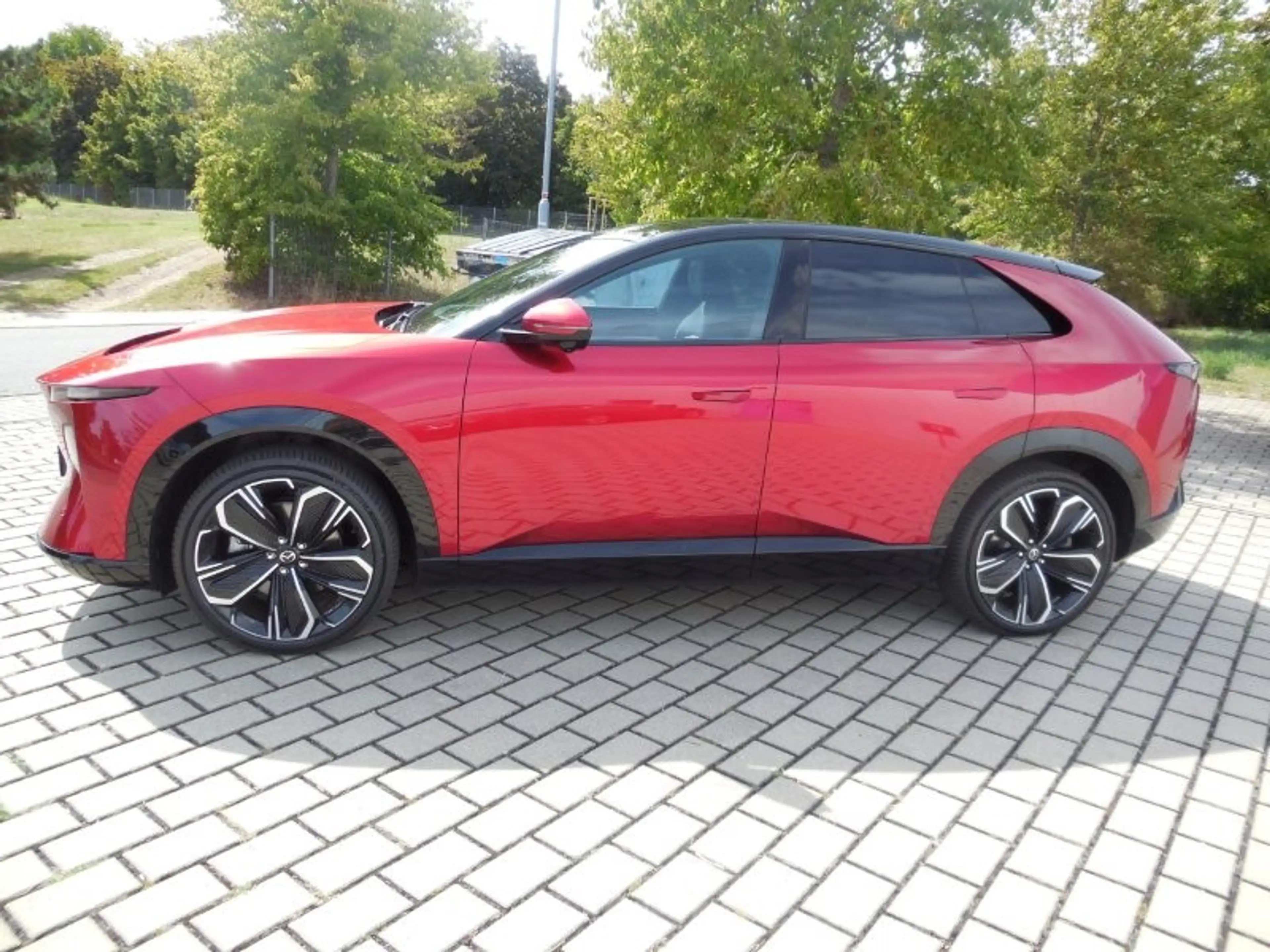 Mazda CX-6e EV Takumi ...Maztex in Schwarz — photo 4