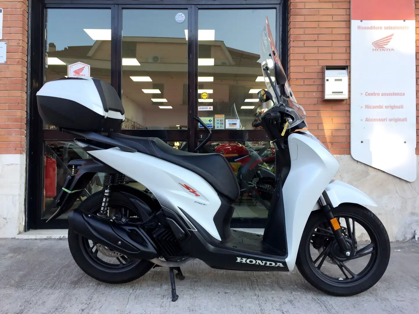 Honda SH 150 SPORT 2024 - PERMUTE - FINANZIAMENTI Bianco - 1