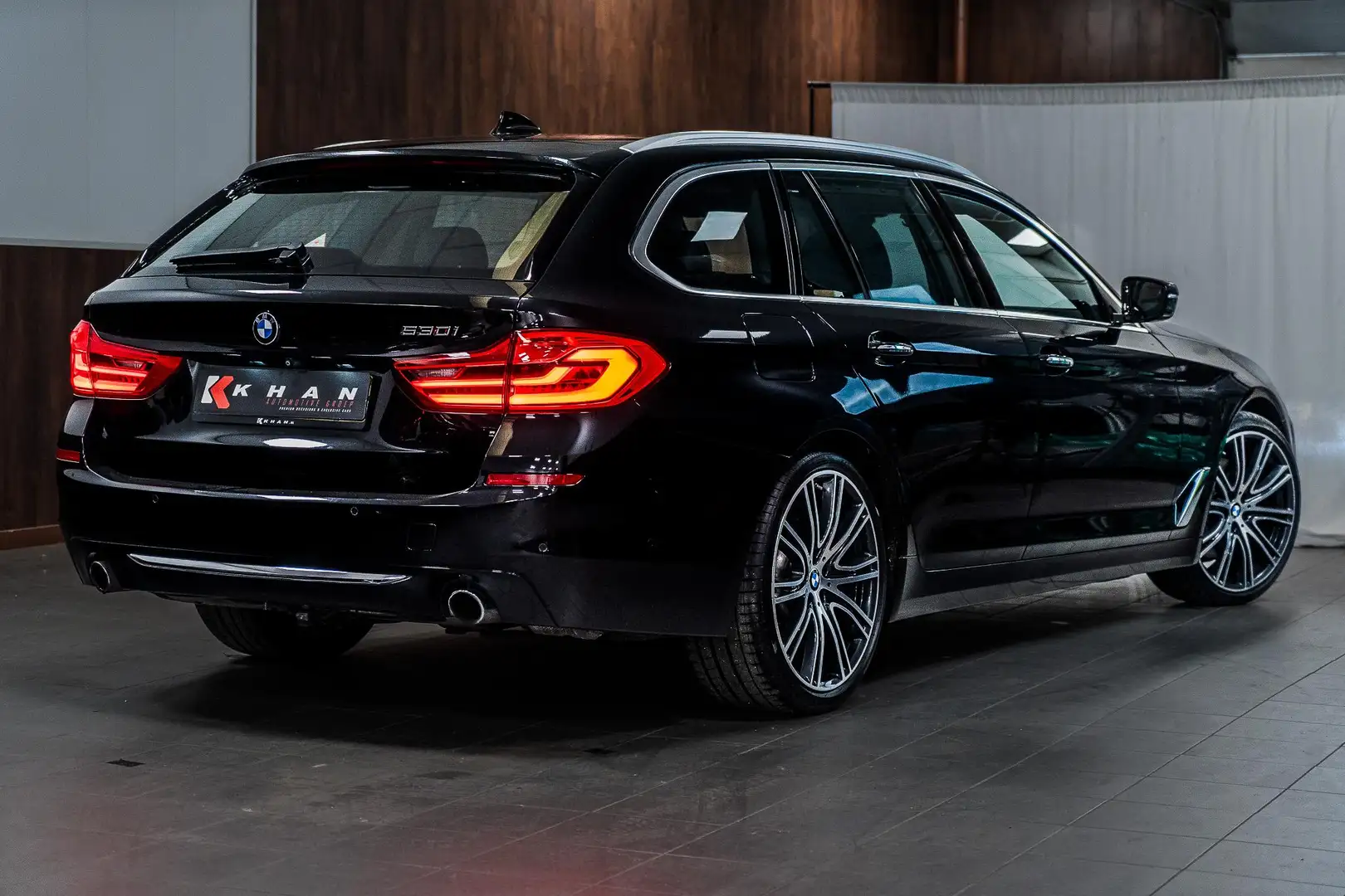 BMW 530 5-serie Touring 530i High Executive PANO|LEER|360º Zwart - 2