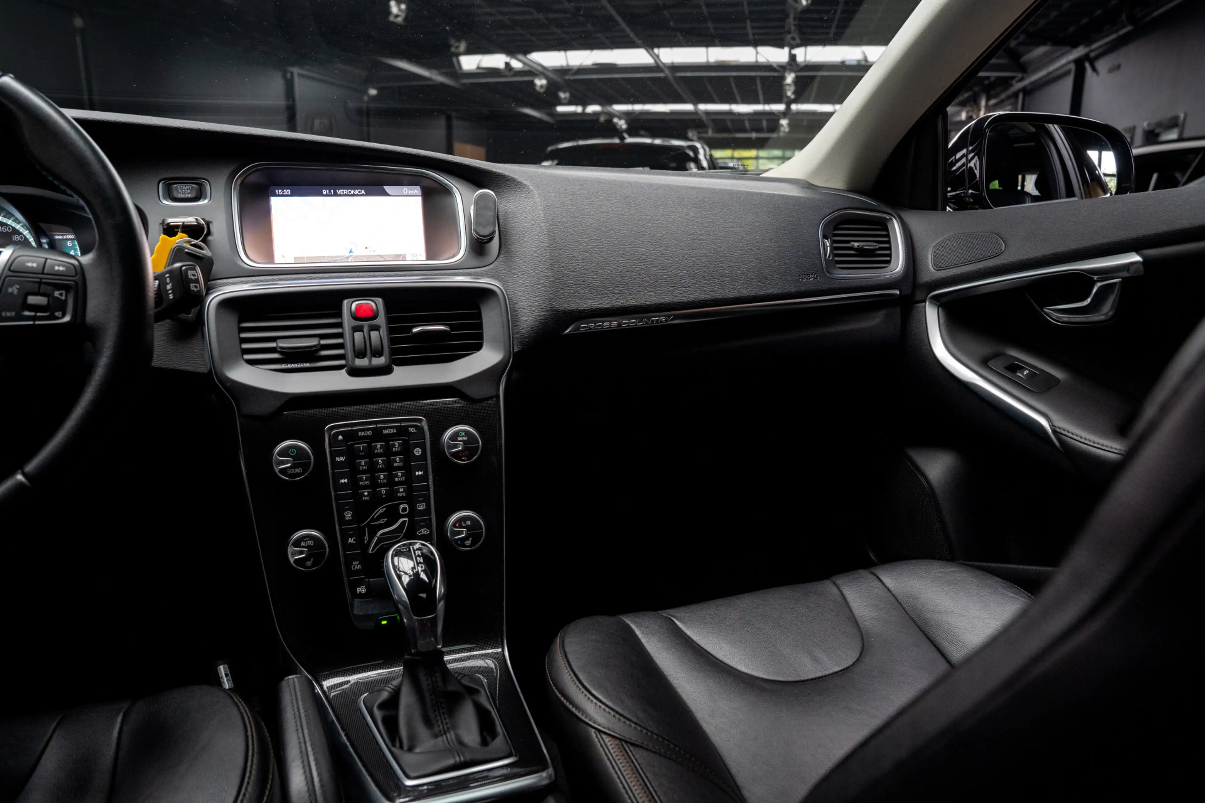 Volvo V40 Cross Country 1.5 T3 Polar+ Luxury Leer Panodak Harman K. Camera — photo 23