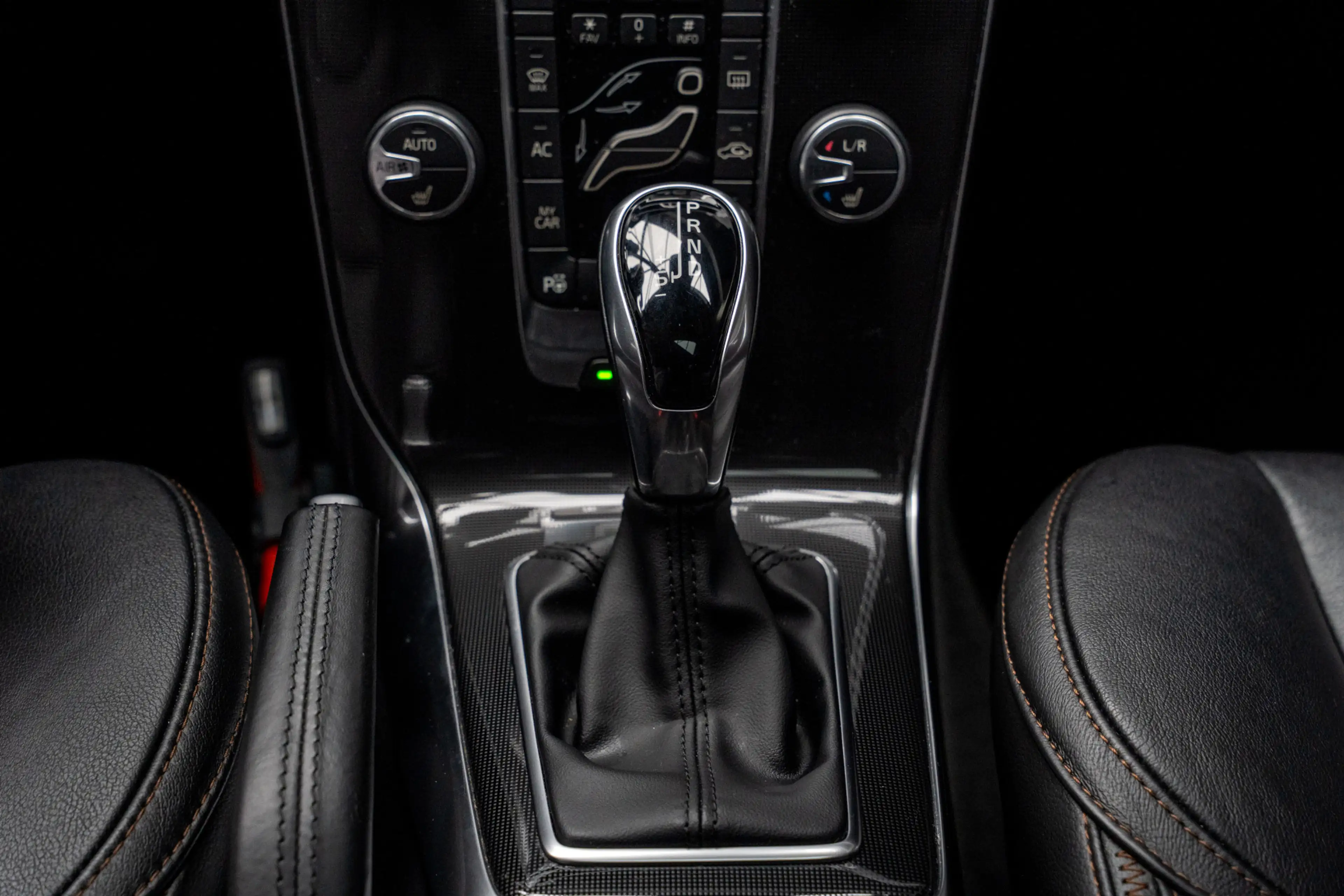 Volvo V40 Cross Country 1.5 T3 Polar+ Luxury Leer Panodak Harman K. Camera — photo 30